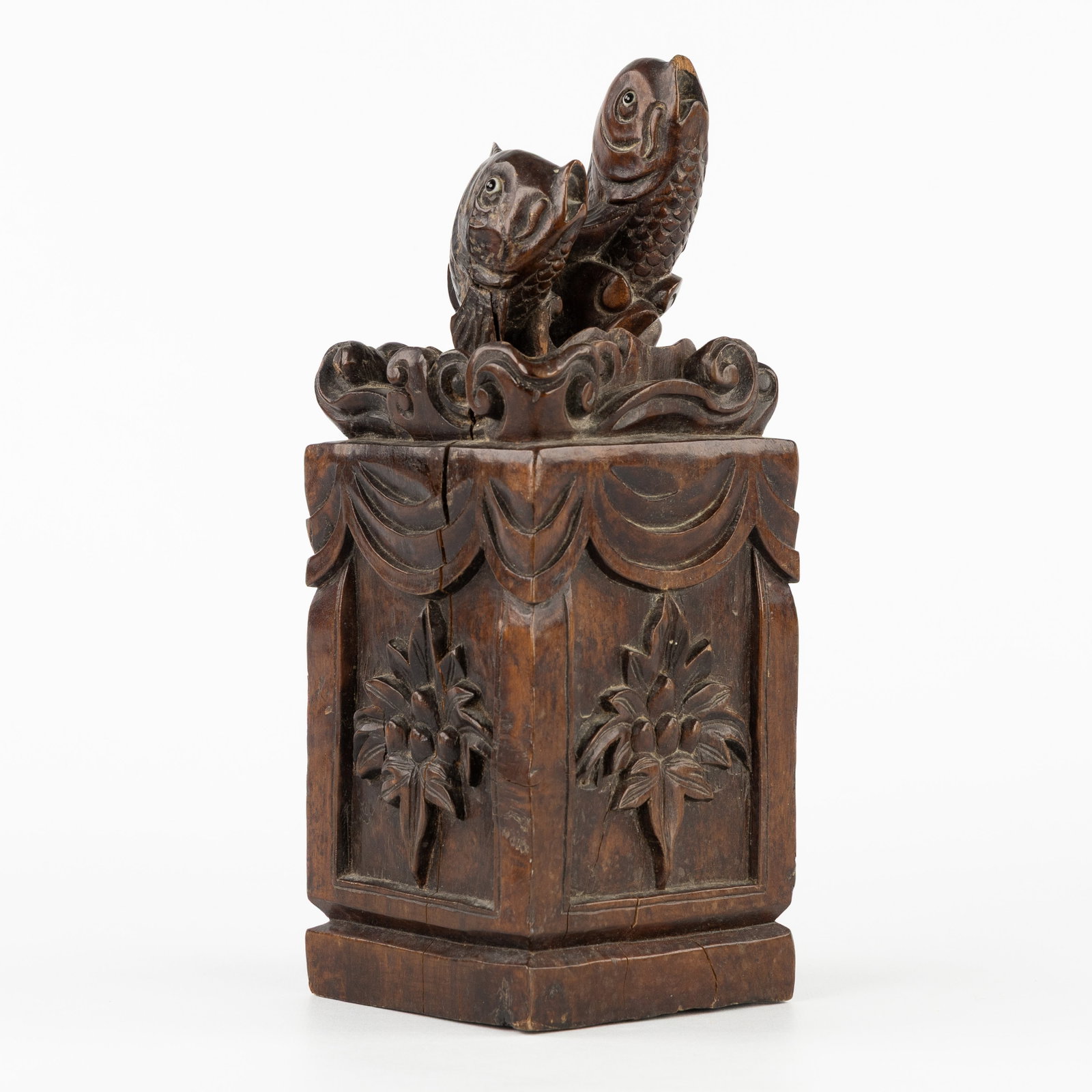 A Chinese hardwood sculpture with carp fish, 'Lucky Carp', 19th/20th C. (1 of 8)