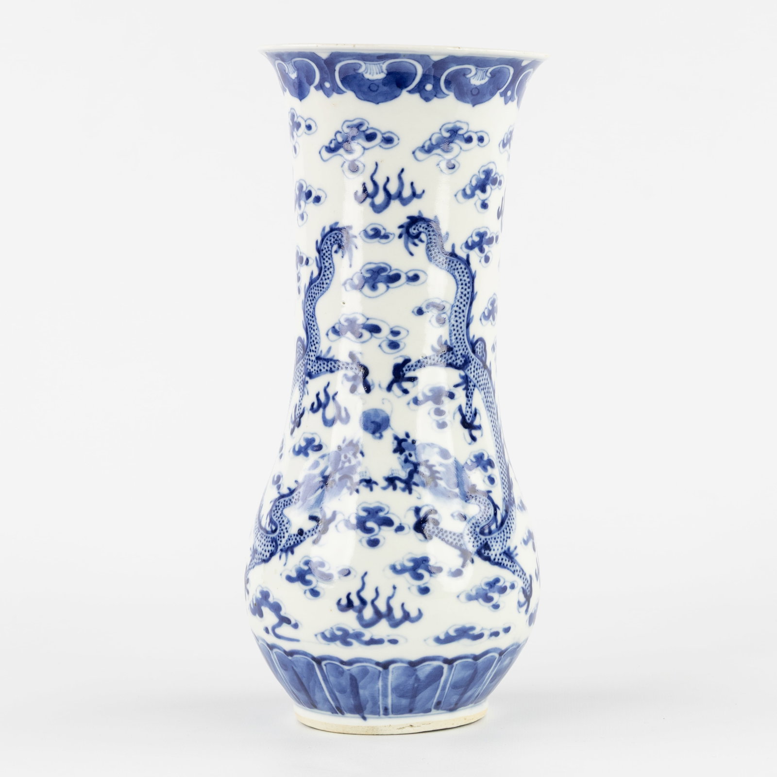 A Chinese vase, Blue and White decor of 'Dragons hunting the Flaming Pearl', Kangxi marked. (1 of 9)