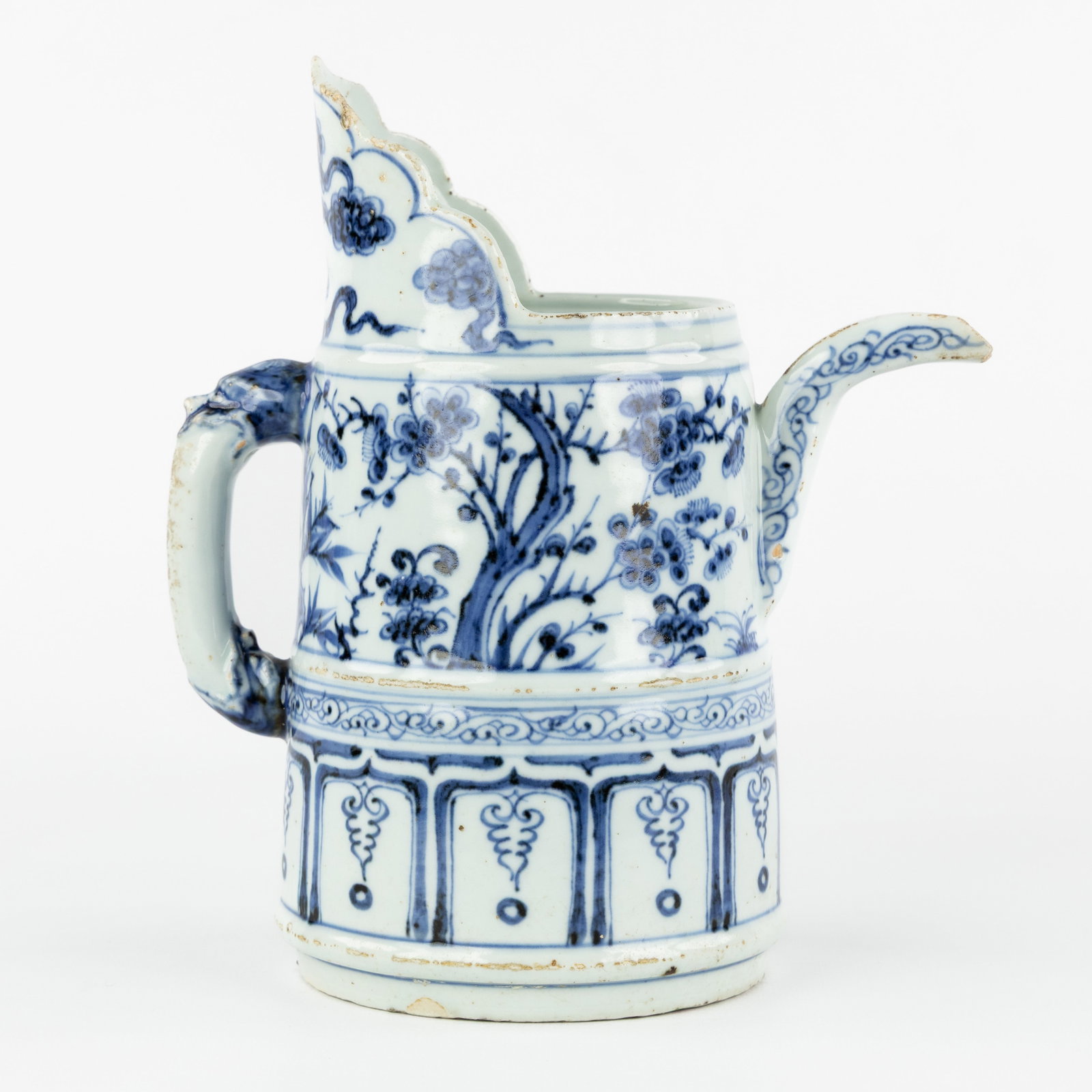 A Chinese blue and white pouring jug, Tibetan-style Duomuhu. 18th/19th century. (1 of 7)