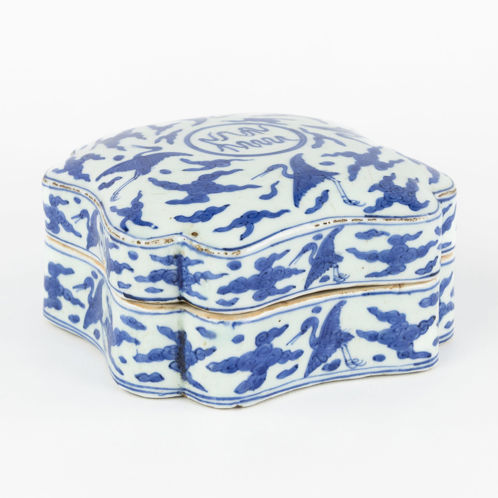 A Chinese blue and white bowl with a lid, cranes and clouds. Qing Dynasty. 19th/20th C.: A Chinese blue and white bowl with a lid, cranes and clouds. Qing Dynasty. 19th/20th century. Dimensions: (W:16 x H:9 x L:16 cm) The absence of a condition report does not imply a perfect item. Please