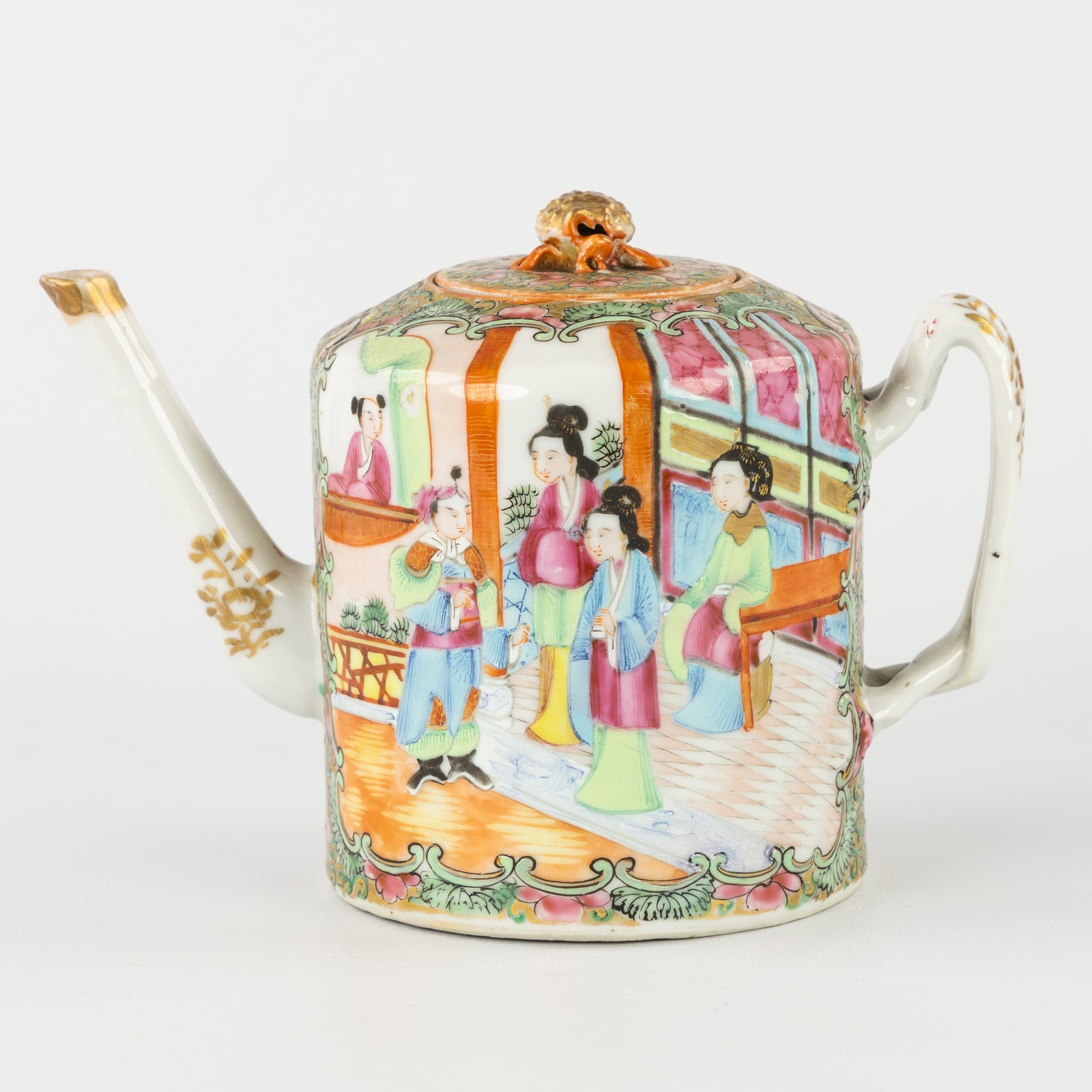 A Chinese Canton teapot, 19th/20th C. (1 of 9)