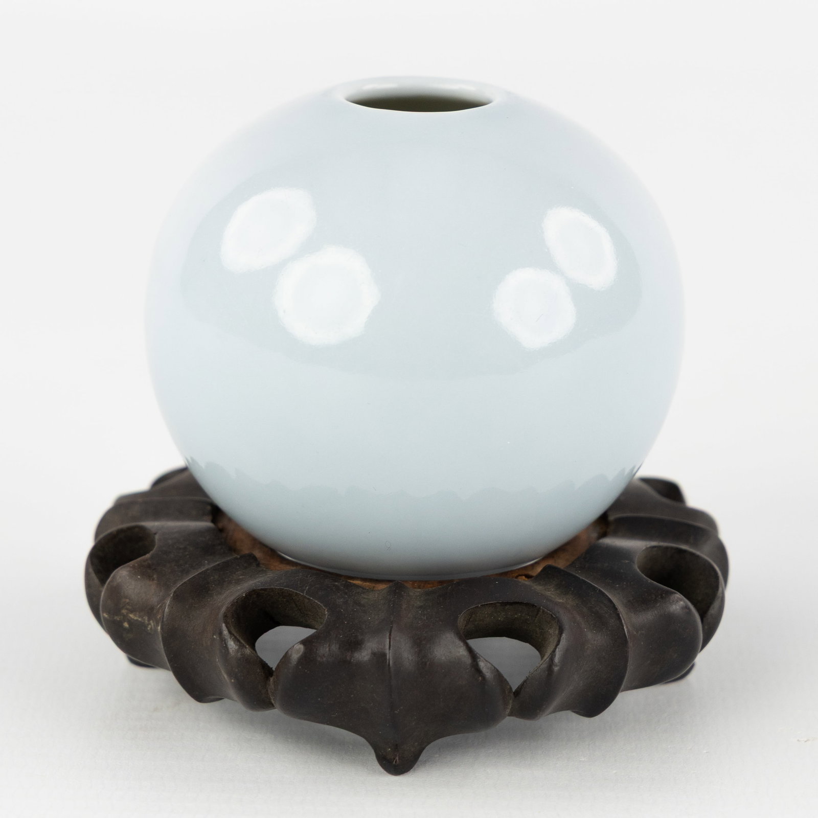 A Chinese 'Claire De Lune' vase on a wooden stand. 20th C.: A Chinese 'Claire De Lune' vase on a wooden stand. 20th century. Marked at the bottom with a 'Qianlong' mark.Total height: 7,5 cm. Dimensions: (W:6,5 x H:5,5 cm) The absence of a condition repor