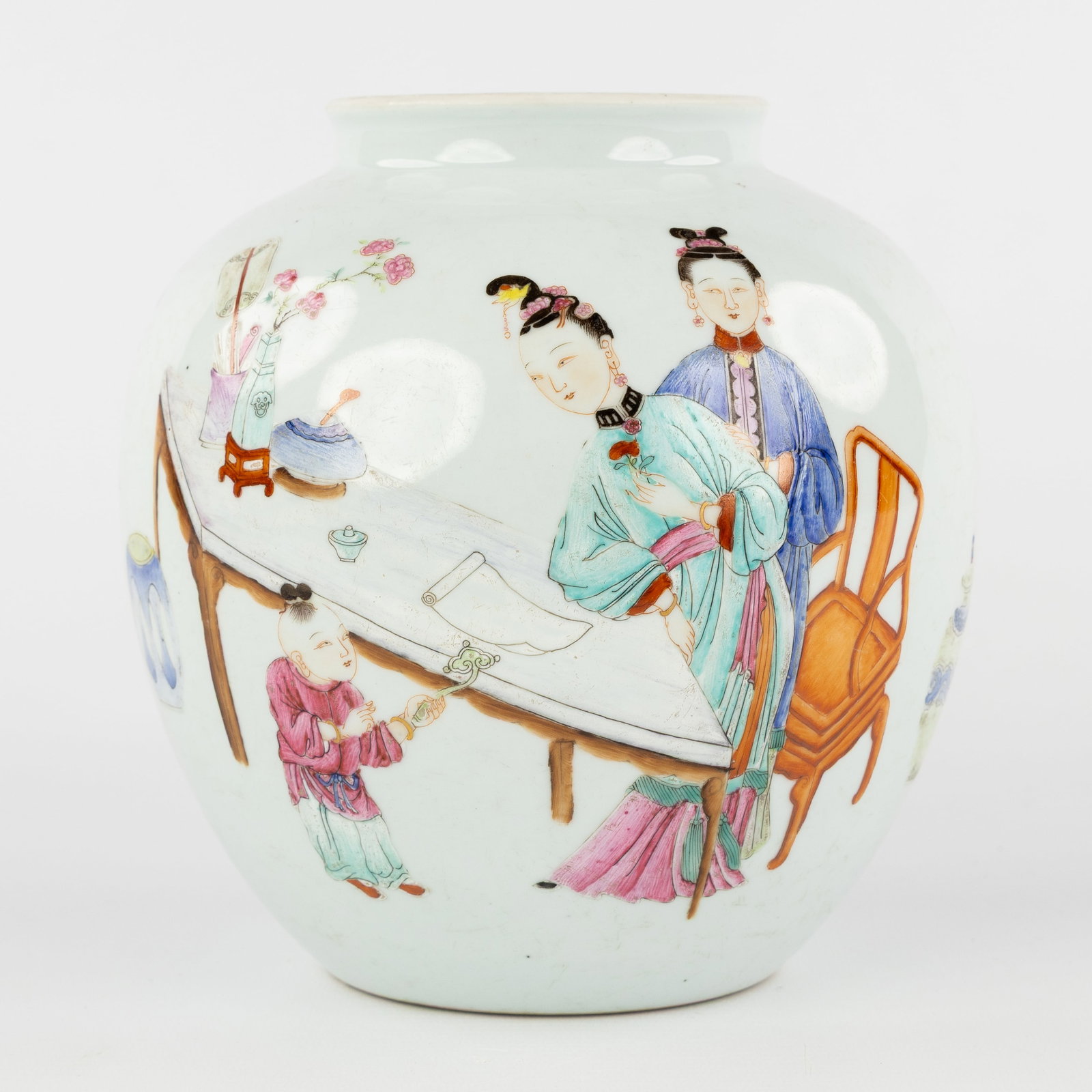 A Chinese Famille Verte vase, Ladies seated at a table with antiquities. 20th C.: A Chinese Famille Verte vase, Ladies seated at a table with antiquities. 20th century. Dimensions: (W:17 x H:18,5 cm) The absence of a condition report does not imply a perfect item. Please send