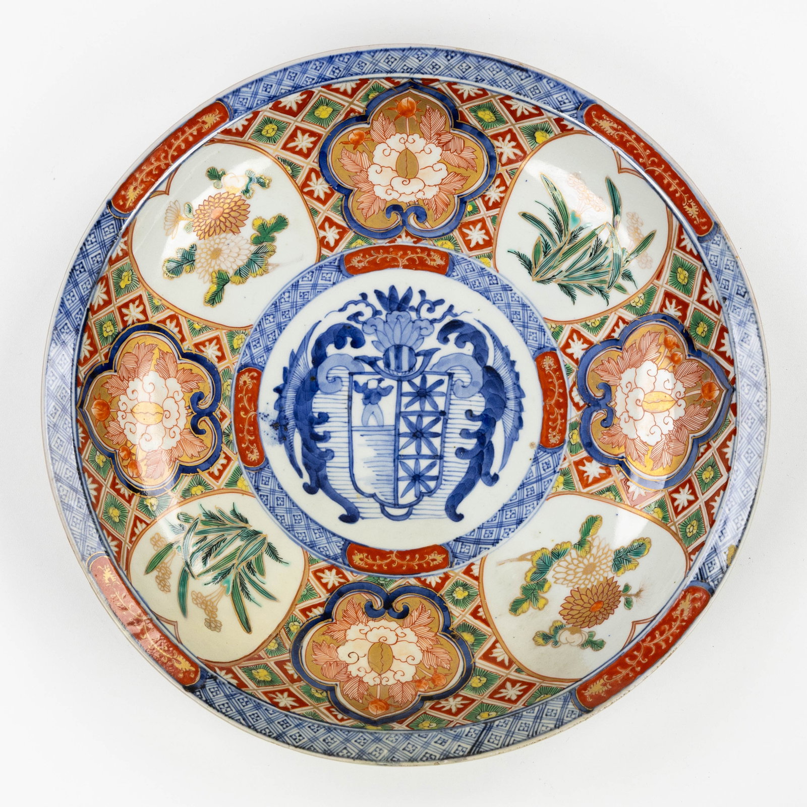 A Japanese Imari plate with heraldry and Chenghua mark, export porcelain, 18th/19th C.: A Japanese Imari plate with heraldry and Chenghua mark, export porcelain, 18th/19th century. Imari porcelain.Japanese work, decorated with heraldry and Chinese Chenghua seal mark, intended for export 