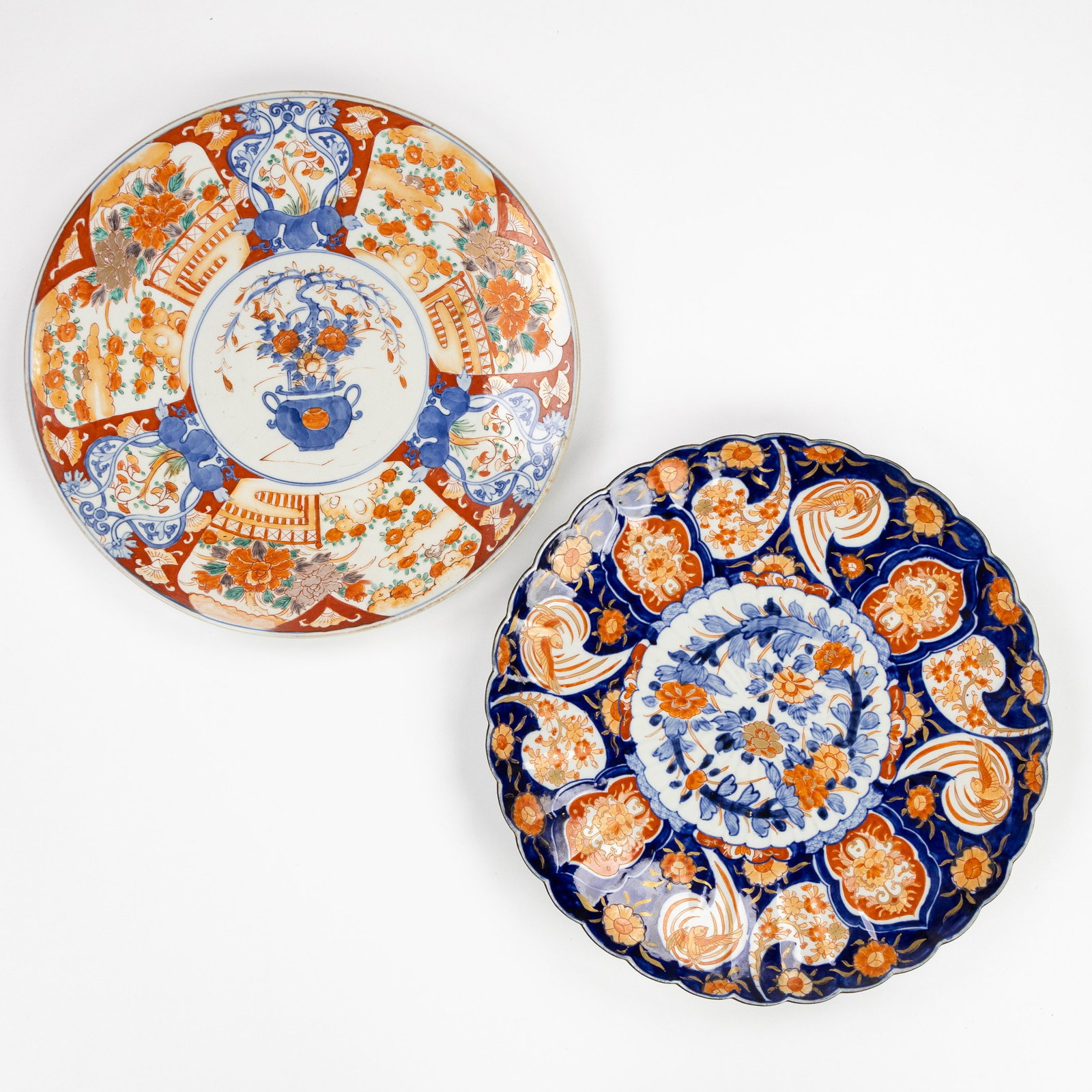 Two Large Japanese Imari plates, Edo/Meiji, 18th/19th C.: Two Large Japanese Imari plates, Edo/Meiji, 18th/19th century. Imari porcelain.Florally decorated with birds and flower vases. D: 46 cm / D: 46,5 cm. Dimensions: (W:46,5 cm) The absence of a condition