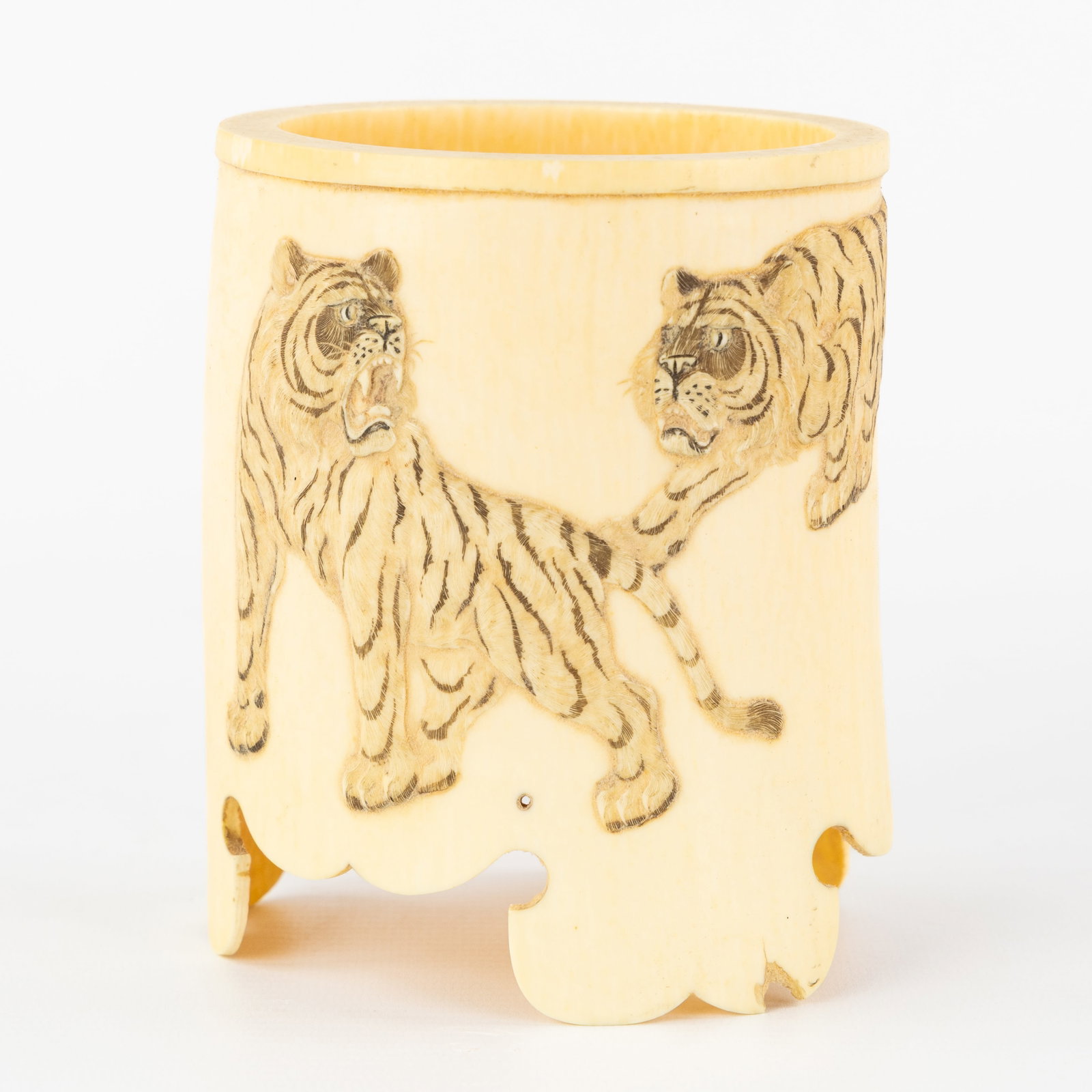 A brush pot or lid vase decorated with tigers, Ivory, Japan, Meiji period. Circa 1900. (1 of 8)