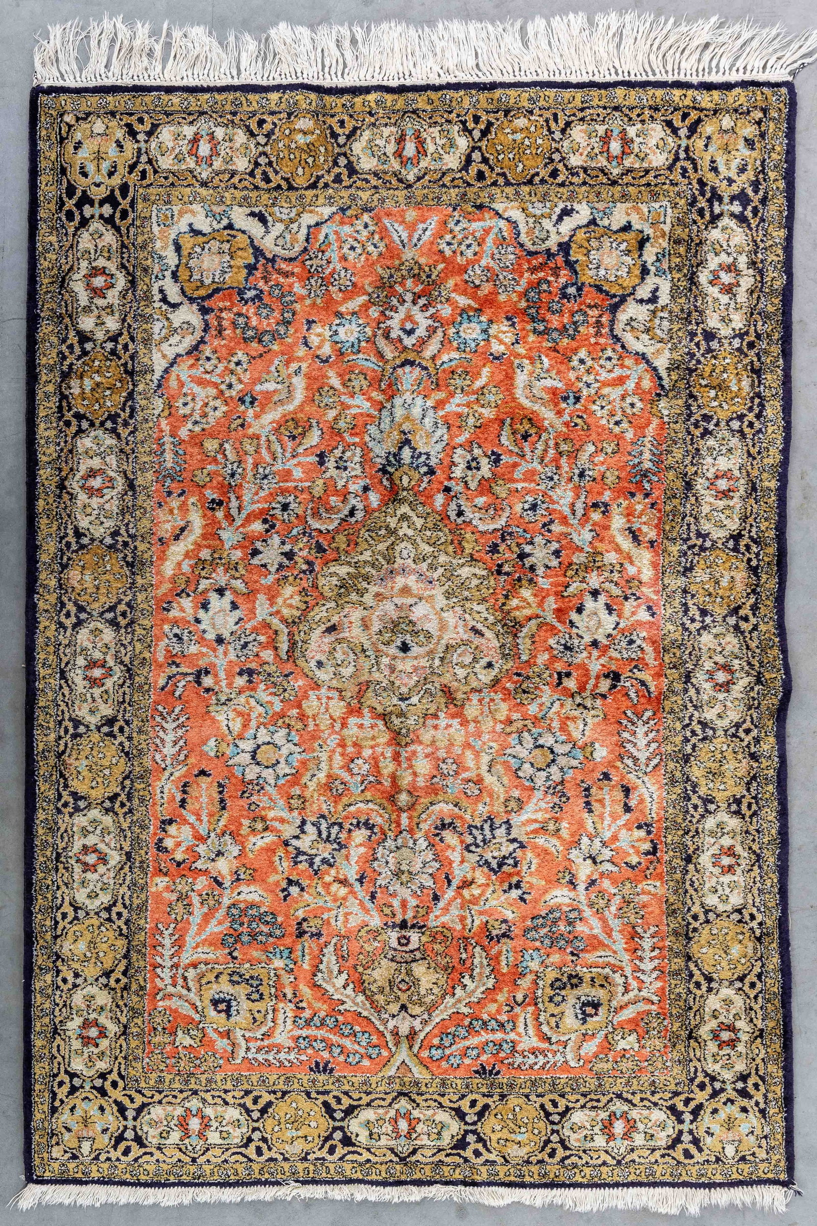 An Oriental hand-made carpet or rug, Persia. (160 x 108 cm) (1 of 5)