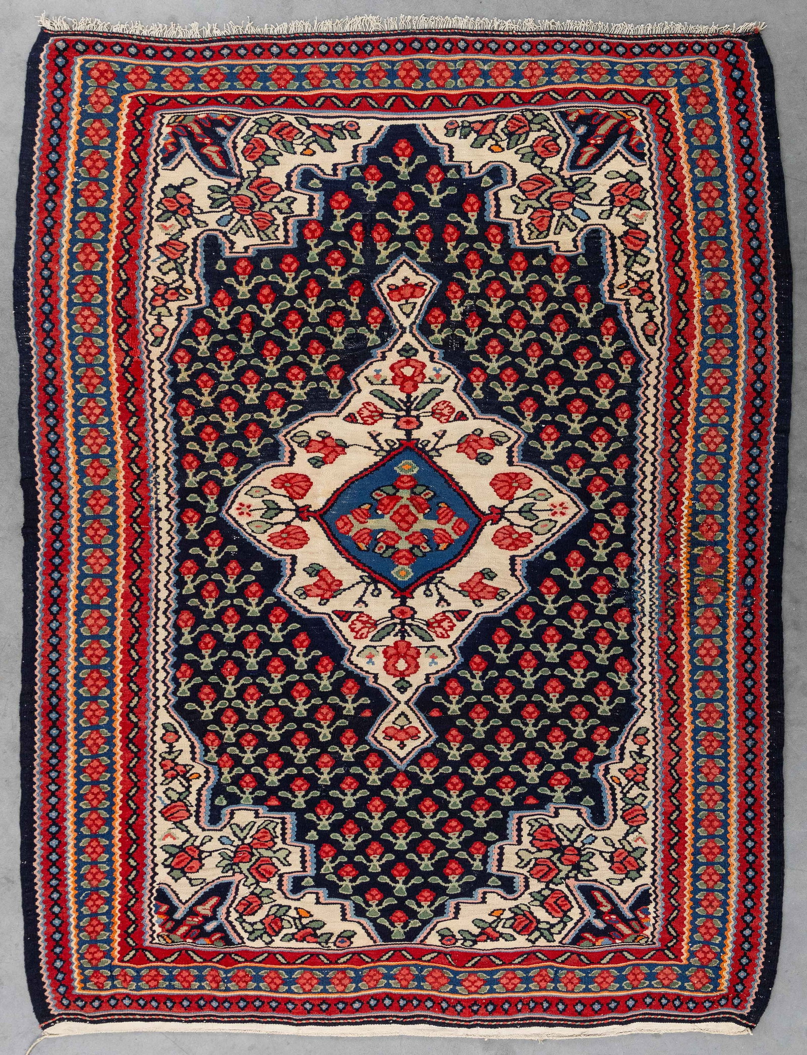 An Oriental hand-made kilim, Senneh/Sanandaj, Iran (155 x 115 cm). (1 of 5)