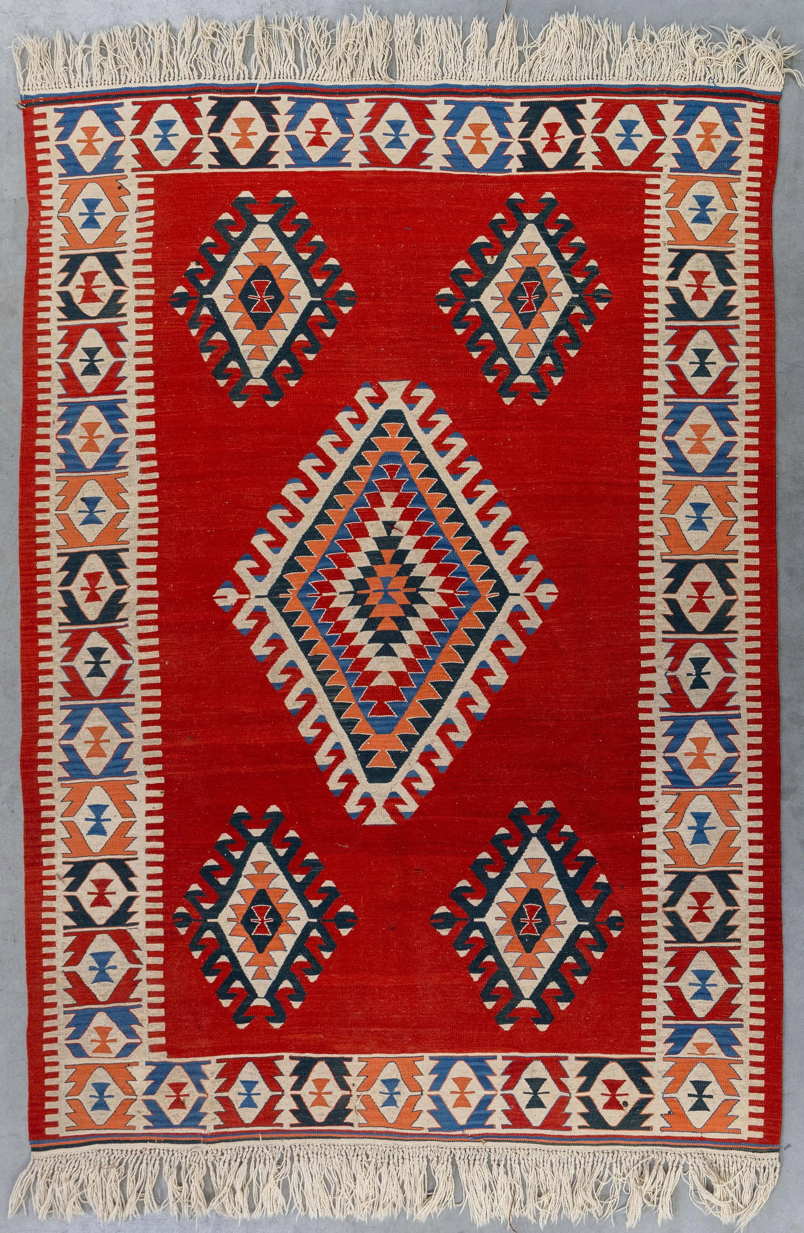 An Oriental handmade kilim, Turkiye (196 x 139 cm). (1 of 5)
