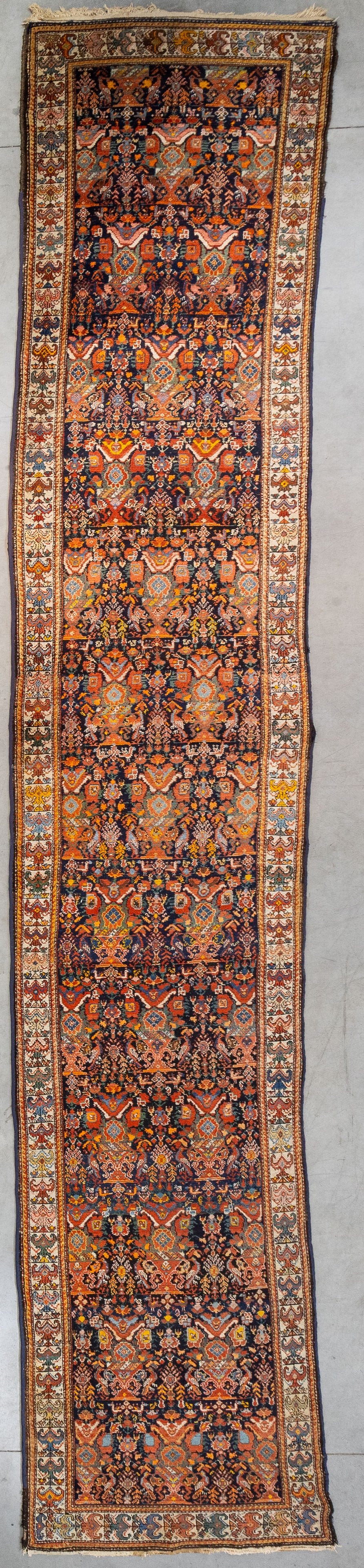 A Persian handmade carpet runner (604 x 118 cm).: A Persian handmade carpet runner (604 x 118 cm). Dimensions: (W:118 x H:604 cm) The absence of a condition report does not imply a perfect item. Please send us an e-mail to request a condition report.