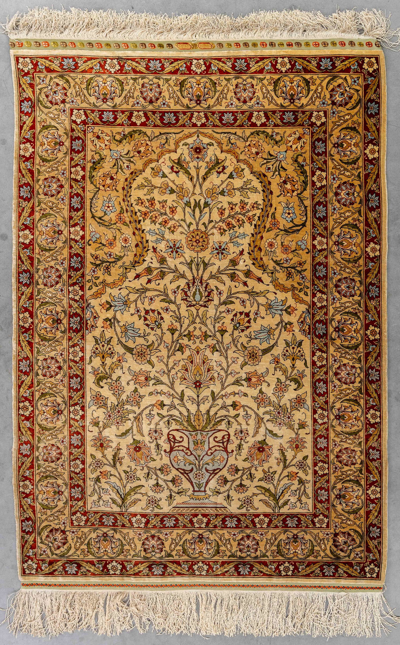 An Oriental hand-made carpet, Silk, Hereke, Turkiye (133 x 91 cm).: An Oriental hand-made carpet, Silk, Hereke, Turkiye (133 x 91 cm). Signed. Dimensions: (W:91 x H:133 cm) The absence of a condition report does not imply a perfect item. Please send us an e-mail to re