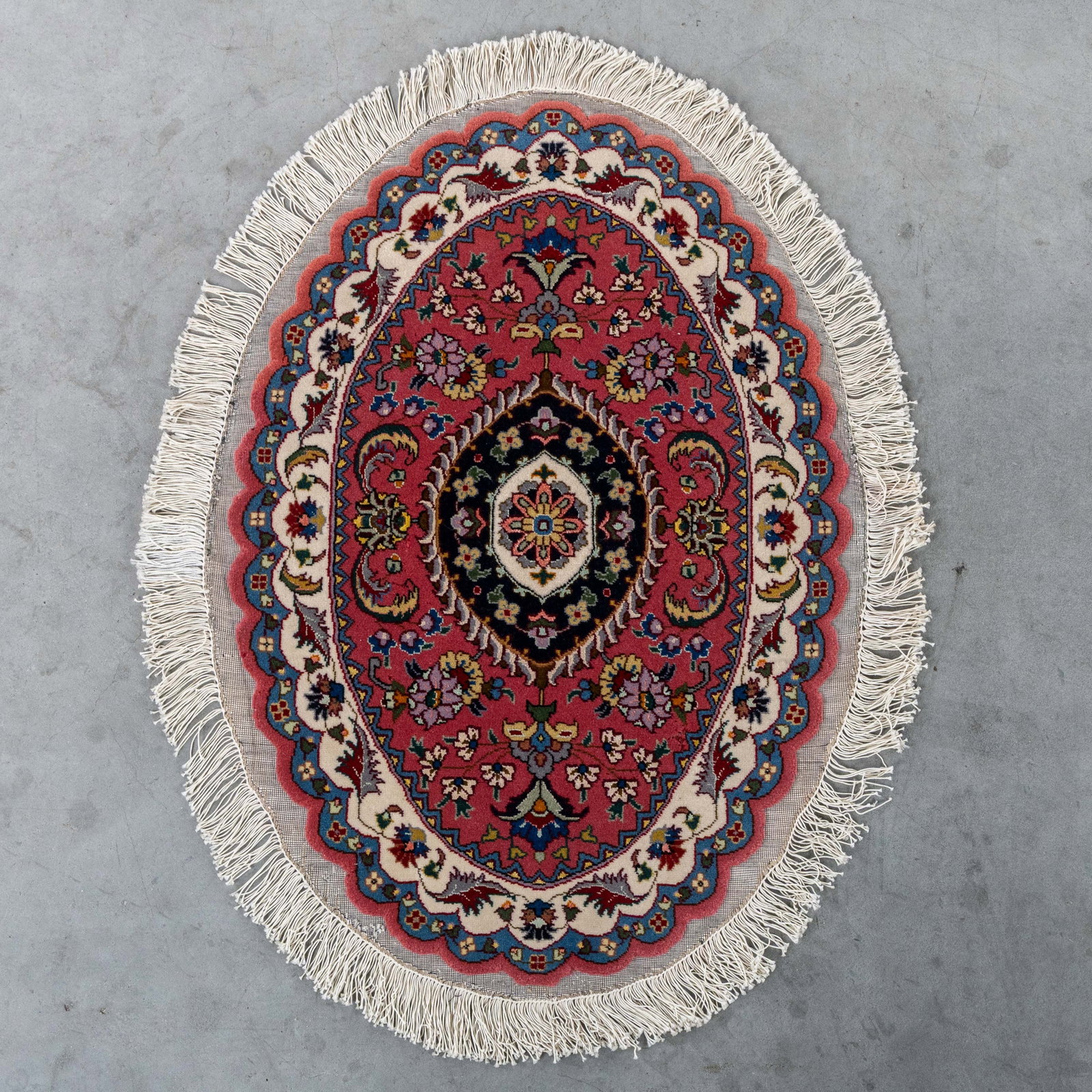 An Oriental handmade carpet, Tabriz, Iran (54 x 77 cm).: An Oriental handmade carpet, Tabriz, Iran (54 x 77 cm). Dimensions: (W:77 x H:54 cm) The absence of a condition report does not imply a perfect item. Please send us an e-mail to request a condition re
