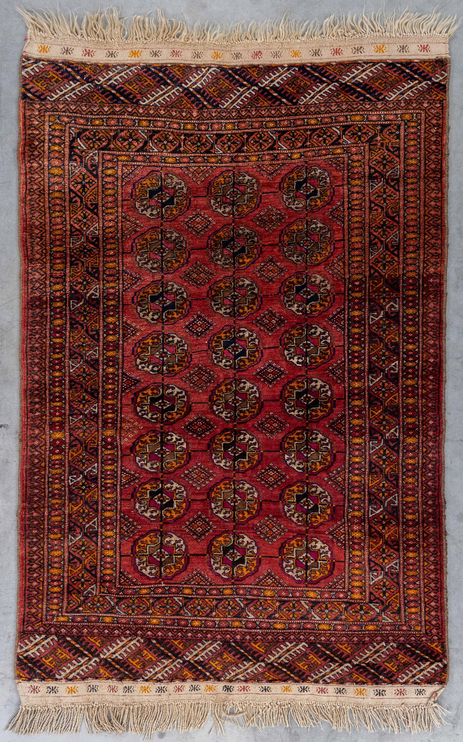 An Oriental handmade carpet, Bokhara, Uzbekistan/Russia (158 x 103 cm). (1 of 5)