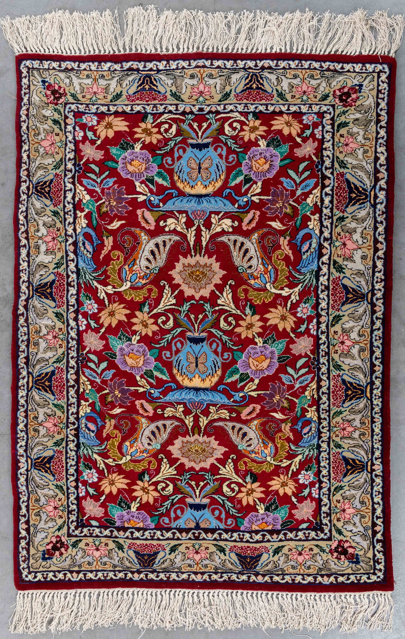 An Oriental handmade carpet, fauna and flora decor, Isfahan, Iran (104 x 73 cm).: An Oriental handmade carpet, fauna and flora decor, Isfahan, Iran (104 x 73 cm). Dimensions: (W:73 x H:104 cm) The absence of a condition report does not imply a perfect item. Please send us an e-mail