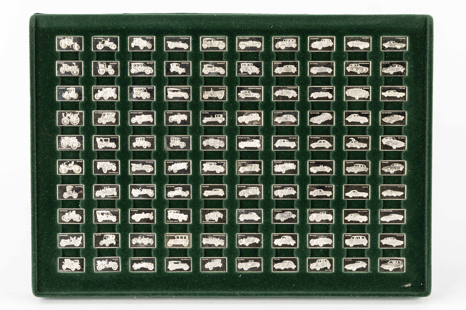 Franklin Mint 'The 100 Greatest Cars', sterling silver, 925/1000. Circa 1975. : Franklin Mint 'The 100 Greatest Cars', sterling silver, 925/1000. Circa 1975. Totaal brutgewicht circa 150g. Dimensions for the plaques: 9 x 17 mm. Dimensions: (W:27 x H:4 x L:19,5 cm) The absence of 