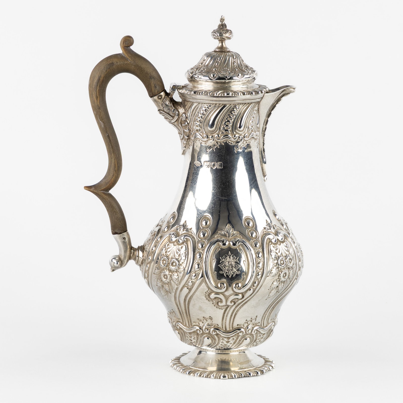 Sibray, Hall & Co Ltd, a silver coffee pot, England, London, 1902. Silver, 544g.: Sibray, Hall & Co Ltd, a silver coffee pot, England, London, 1902. Silver. Silver coffee pot with wooden handleSilver Sterling marked, London, date letter G for 1902, Sibray, Hall & Co Ltd (Charles Cl