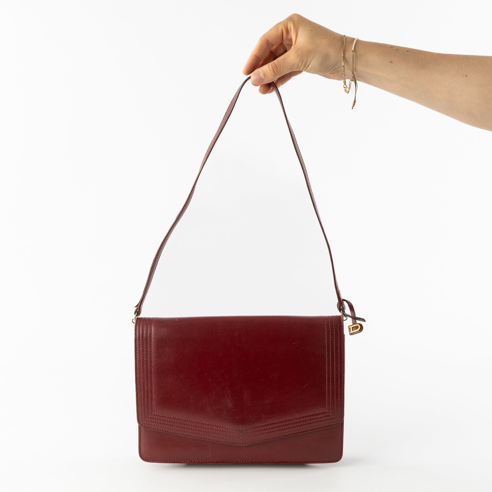 Delvaux, a vintage burgundy leather handbag.: Delvaux, a vintage burgundy leather handbag. Burgundy leather.Marked 'Delvaux'. Dimensions: (W:26 x H:18 x L:4 cm) The absence of a condition report does not imply a perfect item. Please send us an e-