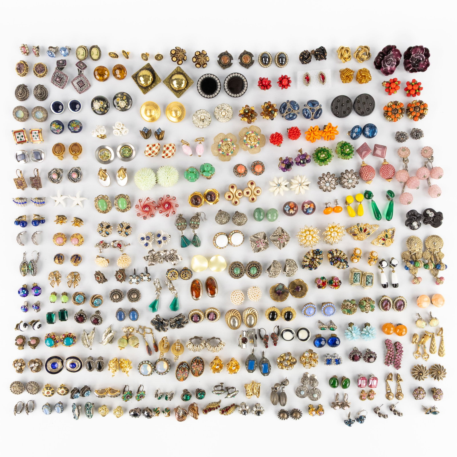 Costume Jewellery: a collection of earrings, circa 180 pairs. Gold-plated and silver-plated metal, n (1 of 5)