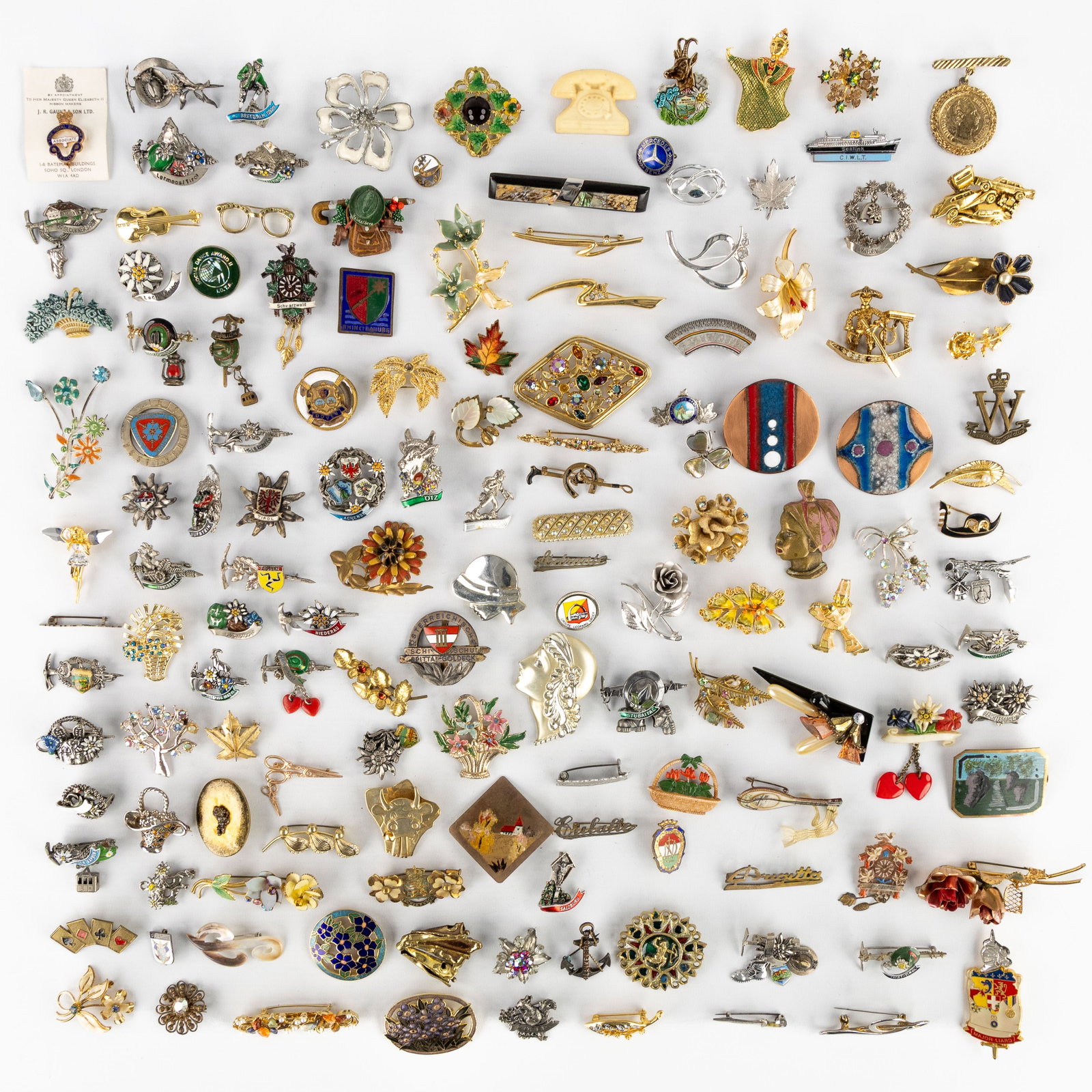 Costume Jewellery: Brooches, circa 140 pieces. Silver-plated and gold-plated metal. (1 of 3)