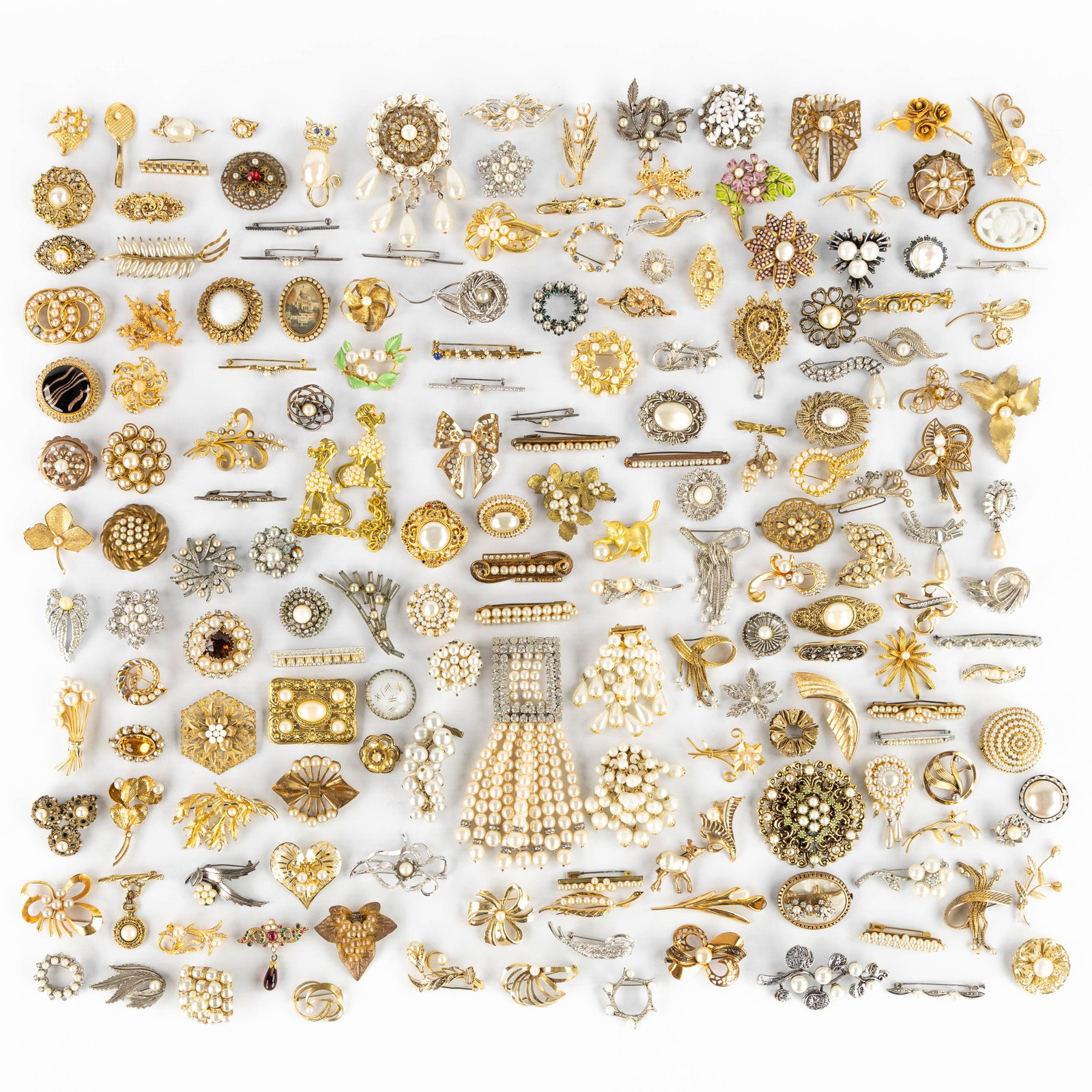 Costume Jewellery: Brooches, circa 170 pieces. Silver-plated and gold-plated metal. (1 of 5)