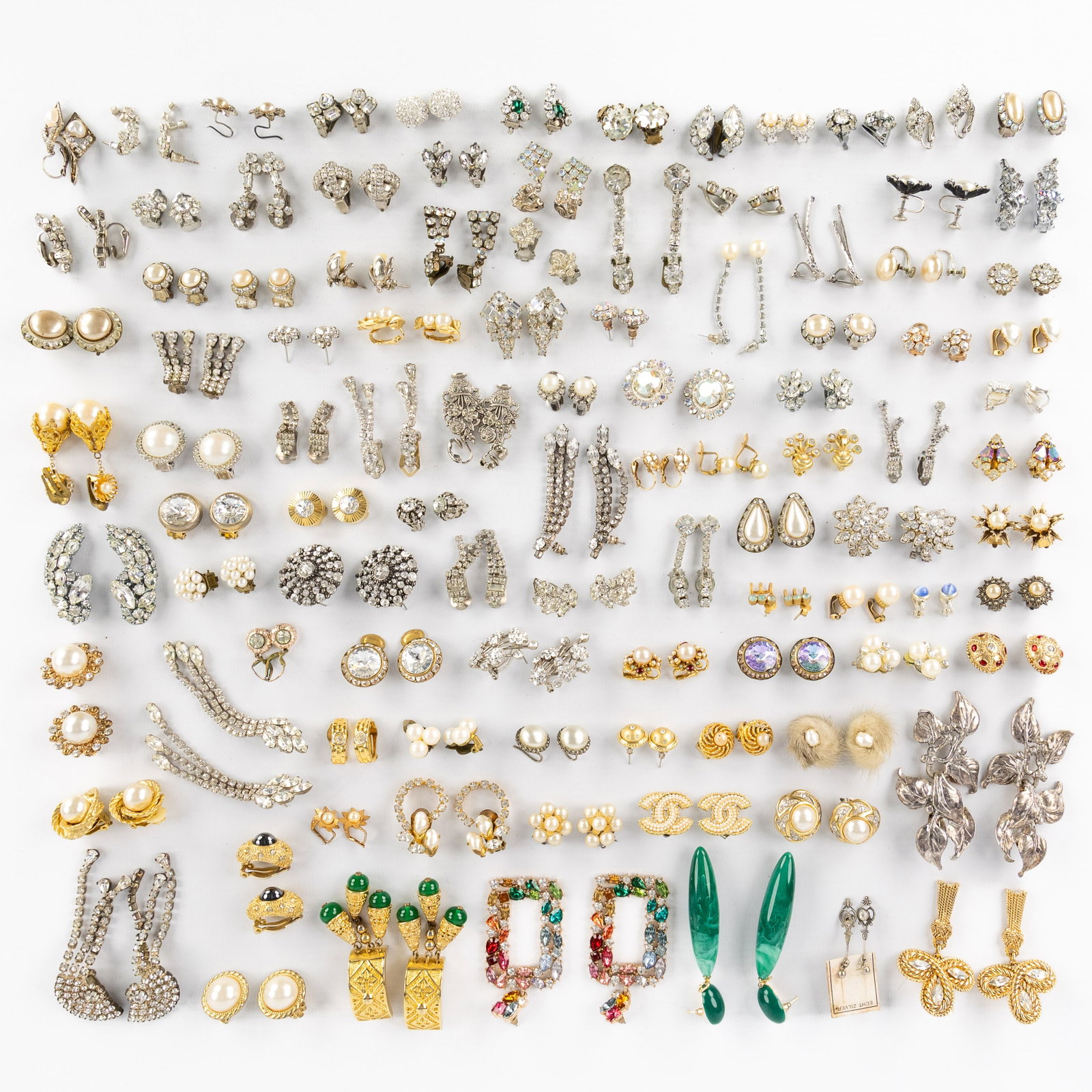 Costume Jewellery: a collection of earrings, circa 102 pairs. Gold-plated and silver-plated metal, a (1 of 5)