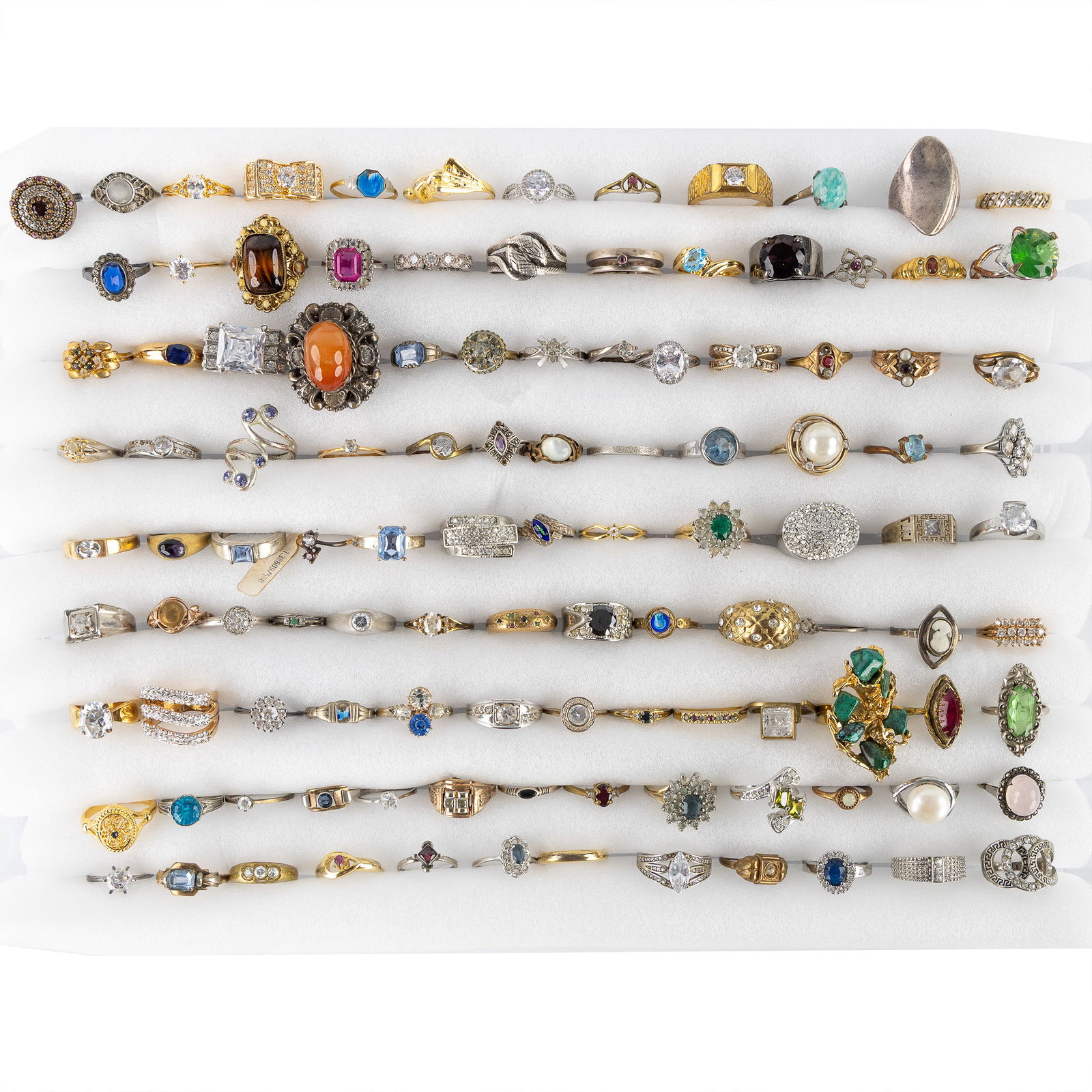 Costume Jewellery, a collection of 112 rings, gold- and silver-plated metal.  (1 of 6)