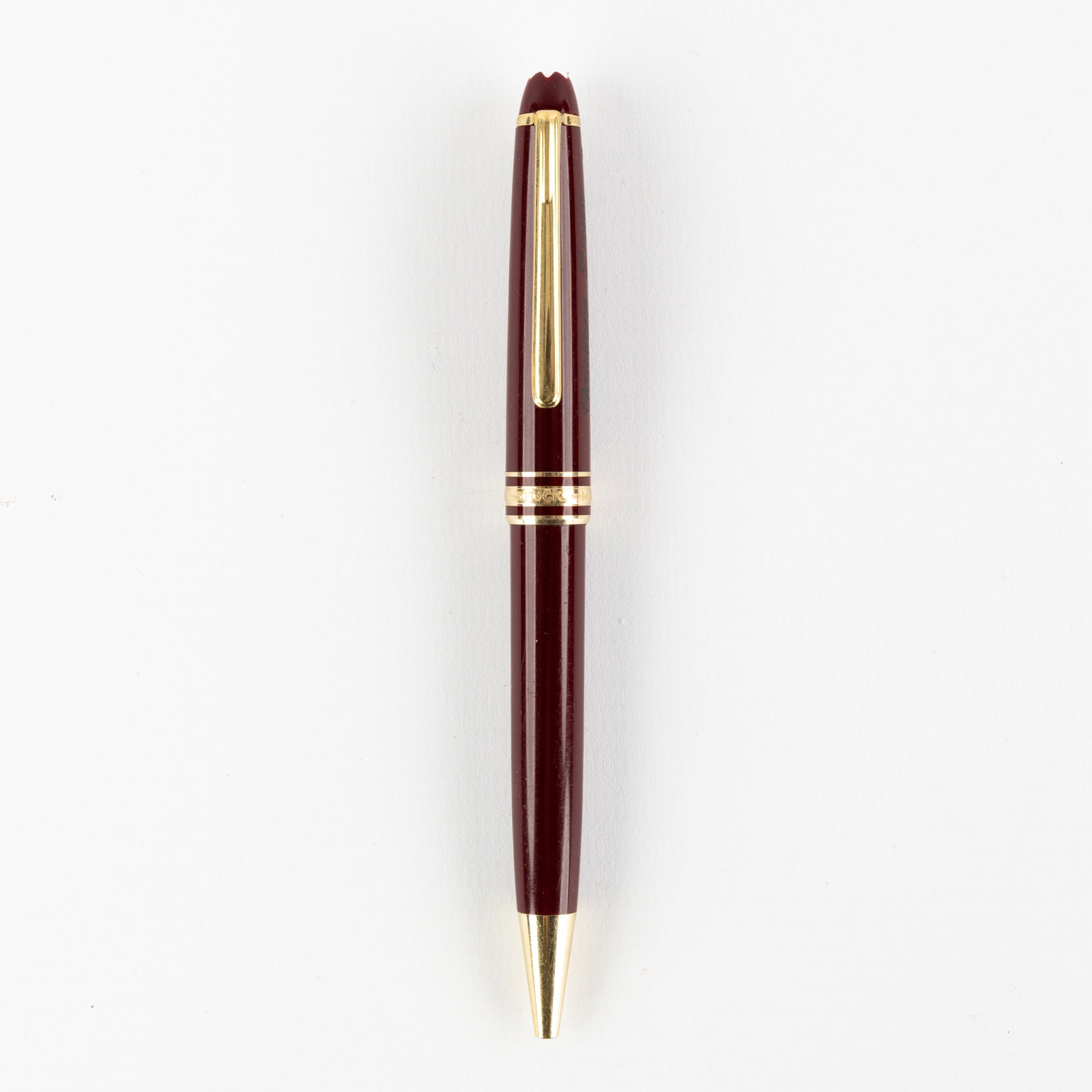 Montblanc, Meisterstück, a Ballpoint Pen, Burgundy red.: Montblanc, Meisterstück, a Ballpoint Pen, Burgundy red. With engraved name. Dimensions: (L:13,7 cm) The absence of a condition report does not imply a perfect item. Please send us an e-mail to re