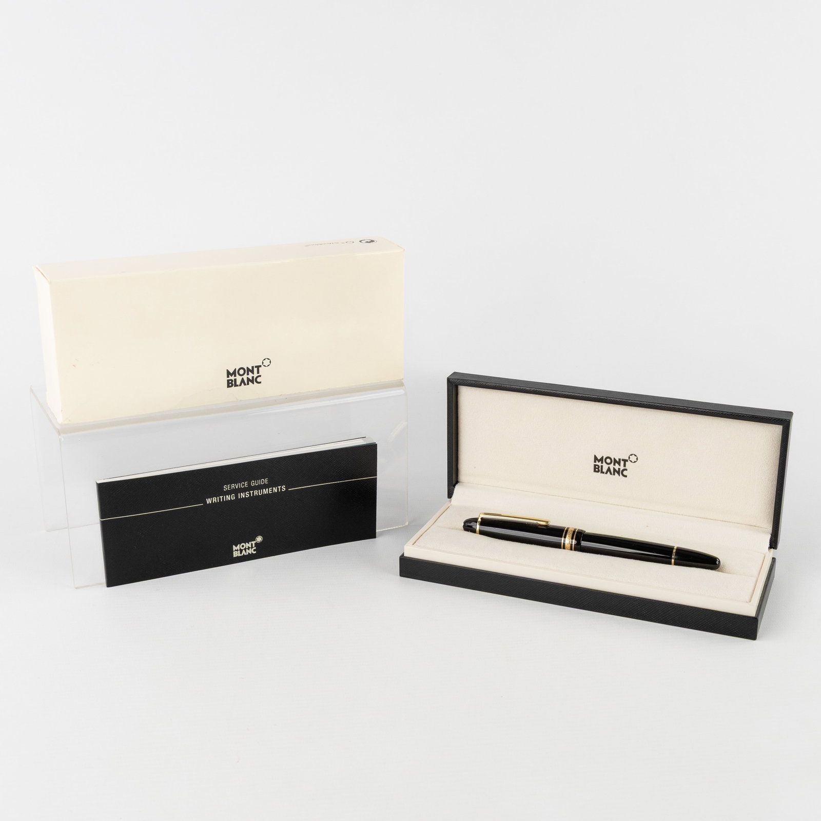 Montblanc, Meisterstück, a Fountain Pen with 14ct gold nib. Including the box and papers.: Montblanc, Meisterstück, a Fountain Pen with 14ct gold nib. Including the box and papers. Dimensions: (L:14,5 cm) The absence of a condition report does not imply a perfect item. Please send us a
