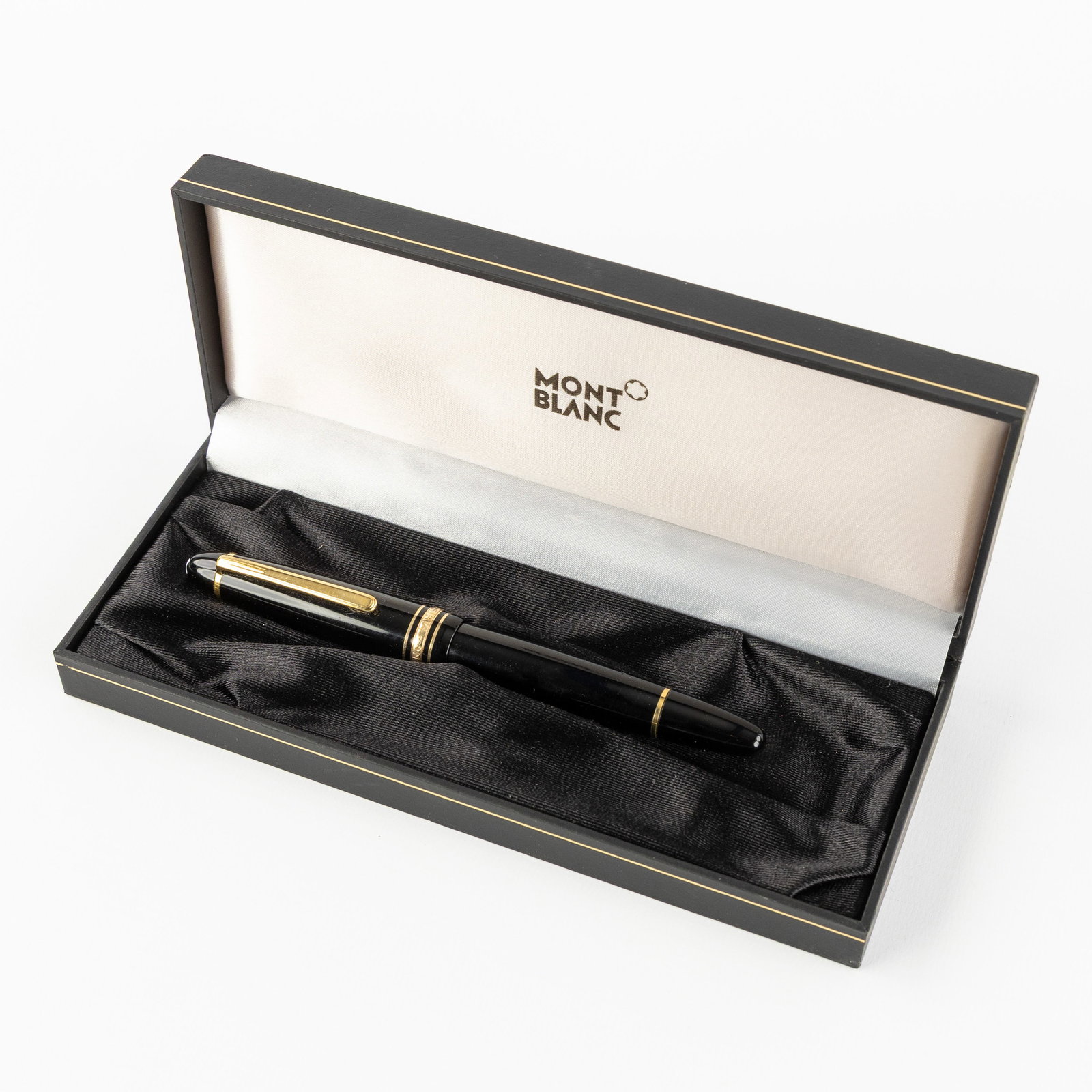Montblanc, Meisterstück, a Fountain Pen with 14ct gold nib. Including the box.: Montblanc, Meisterstück, a Fountain Pen with 14ct gold nib. Including the box. Dimensions: (L:14,5 cm) The absence of a condition report does not imply a perfect item. Please send us an e-mail to