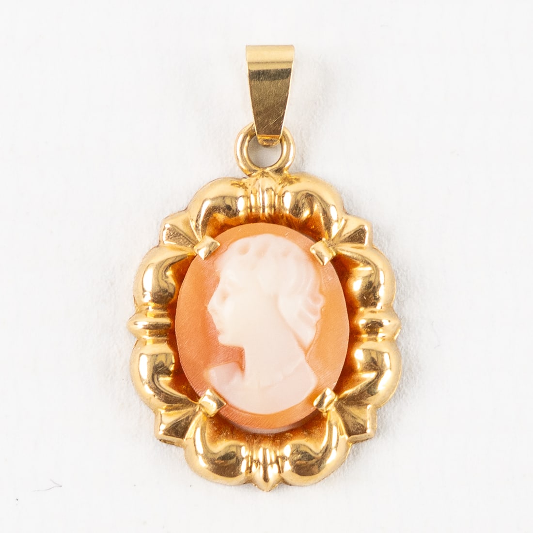 A pendant, 18ct yellow gold, mounted with a cameo. 1.35g.: A pendant, 18ct yellow gold, mounted with a cameo. 1.35g. 18ct yellow gold. Featuring a cameo. Total gross weight: 1.35g. Dimensions: (W:1,5 x H:2,2 cm) The absence of a condition rep