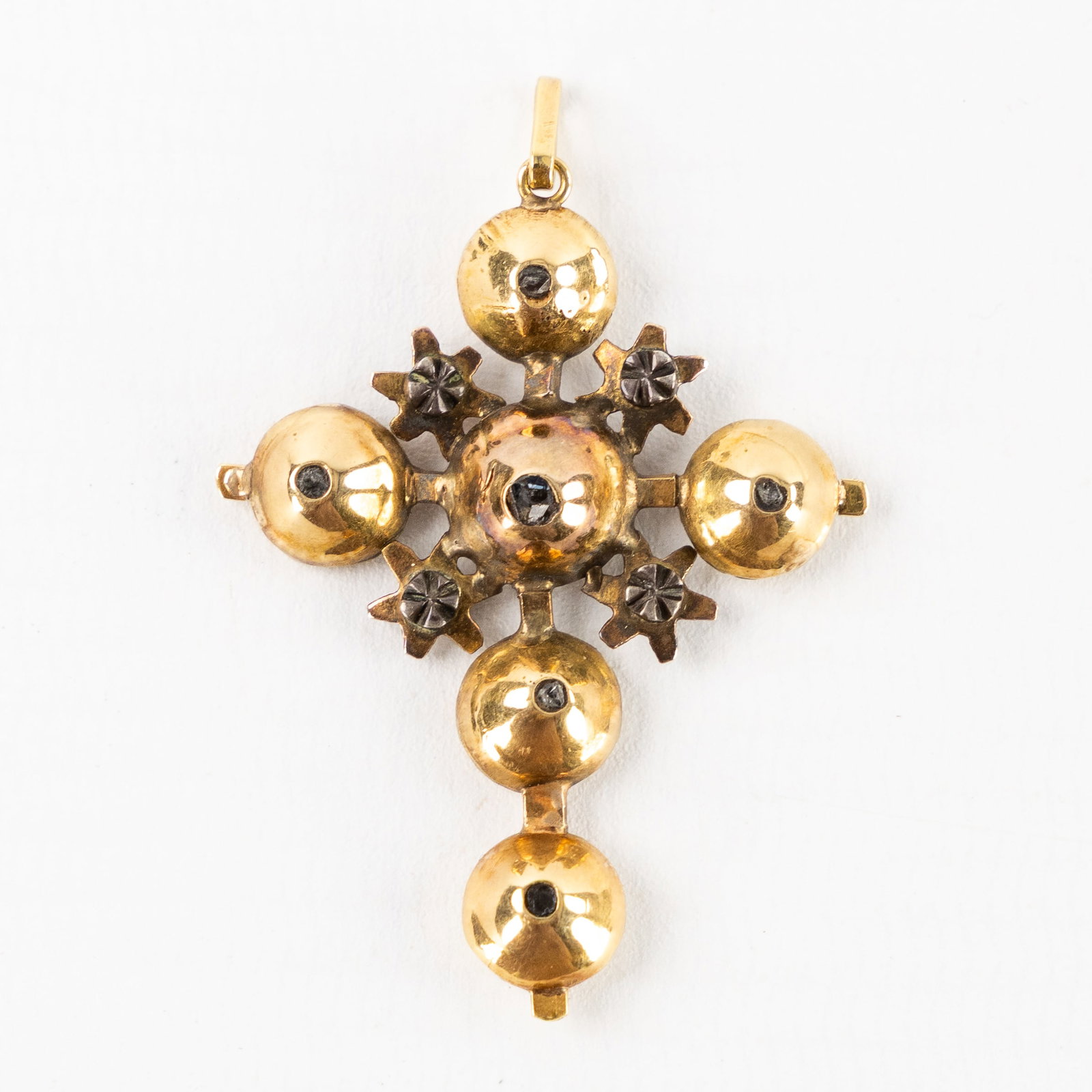 A pendant, 18ct yellow gold, set with old-cut diamonds. 4.36g. (1 of 2)