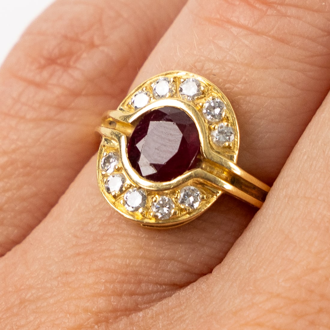 A ring, 18ct yellow gold, set with a ruby and 10 brilliant-cut diamonds, ring size 49.  (1 of 6)
