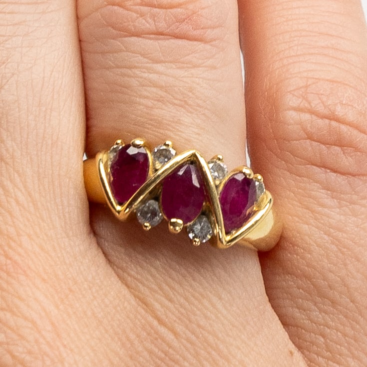 A ring, 18 kt yellow gold, finished with brilliant-cut diamonds and marquise-cut rubies. Ring size 5 (1 of 6)