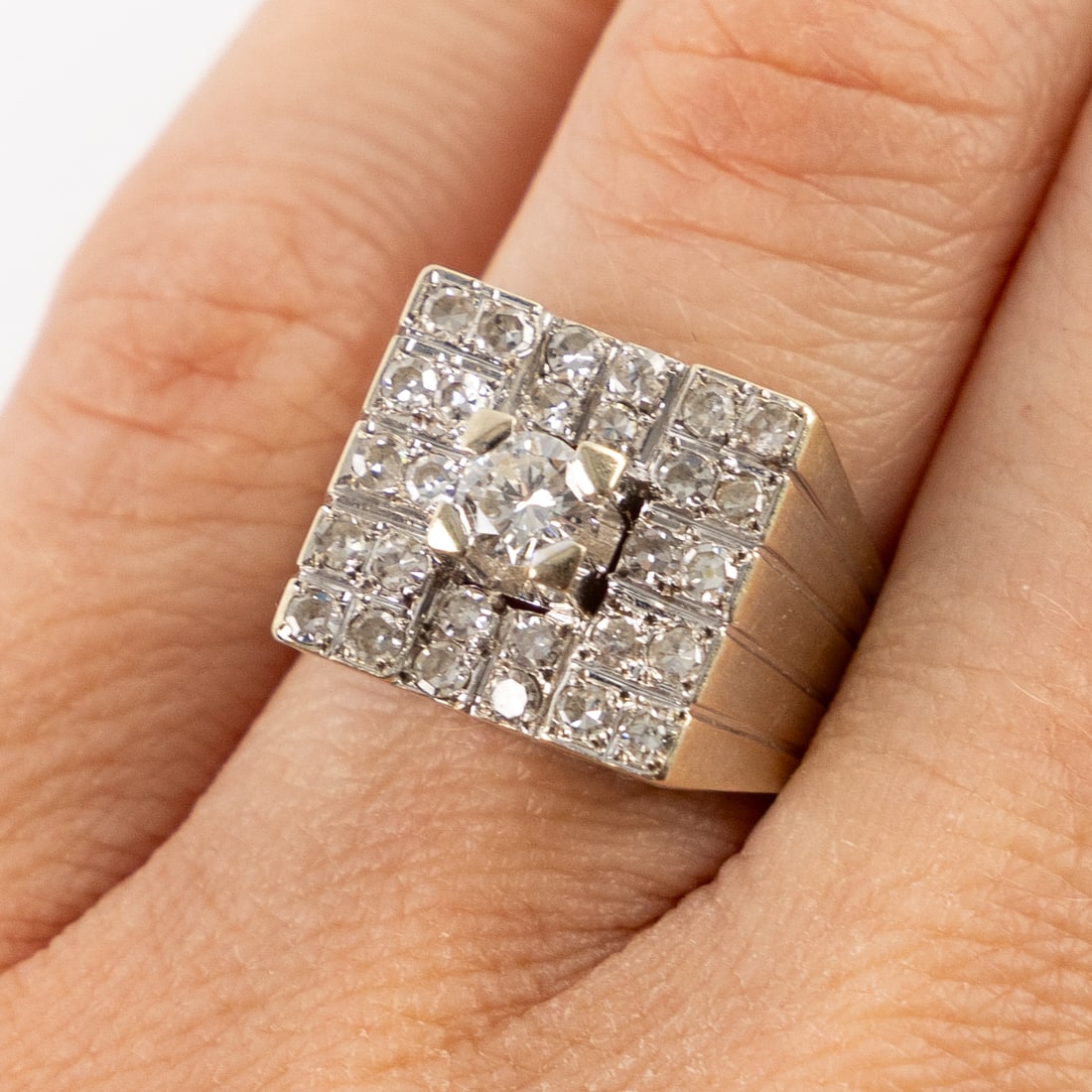 A ring, 18-carat white gold with brilliant-cut diamonds, circa 0.8 ct, ring size 51, 8,71g.  (1 of 7)