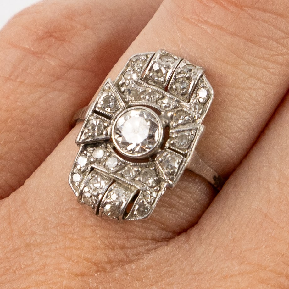 A ring in 18-carat white gold, set with a brilliant-cut diamond of circa 0.5 carats and old-cut diam: A ring in 18-carat white gold, set with a brilliant-cut diamond of circa 0.5 carats and old-cut diamonds. Art Deco. Ring size 53. 18-carat white gold, hallmarked, unmarked. Set with a centr
