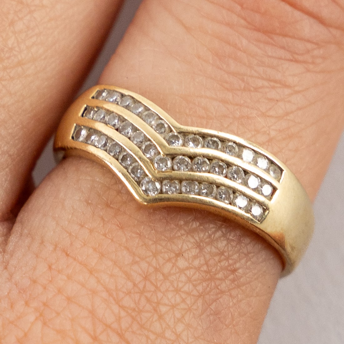 A ring, 14ct yellow gold set with brilliant-cut diamonds, approx. 0.4 ct. Ring size 61. 2,49g. : A ring, 14ct yellow gold set with brilliant-cut diamonds, approx. 0.4 ct. Ring size 61. A ring, 14ct yellow gold. Hallmarked 14k-585. Set with 39 brilliant-cut diamonds, approx. 0.01c