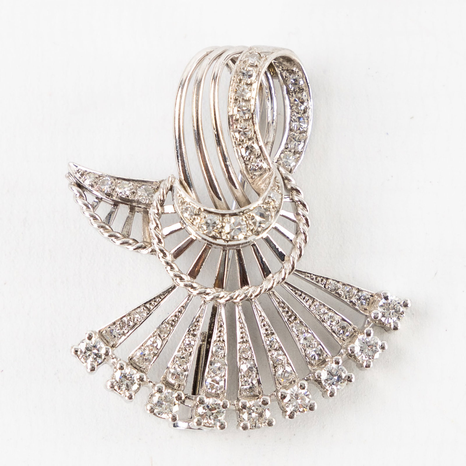 A brooch, 18-carat white gold, set with brilliant-cut diamonds, approx. 1.1 carats. 10,12g. : A brooch, 18-carat white gold, set with brilliant-cut diamonds, approx. 1.1 carats. 18-carat white gold, hallmarked, unmarked. Set with brilliant-cut diamonds, approx. 1.1 carats. Total gro