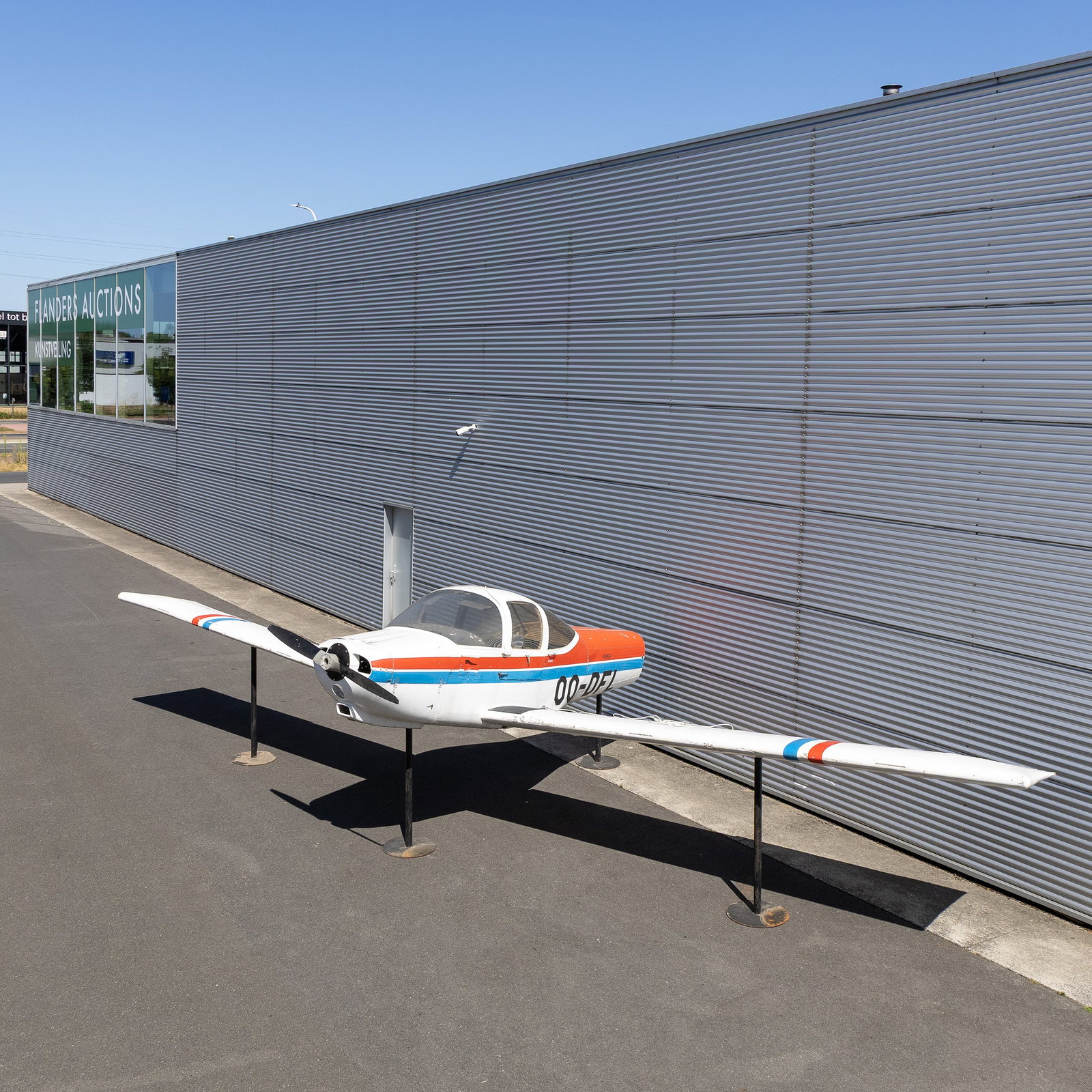 Piper PA-38, a light aircraft fuselage with wings, propeller, United States, circa 1980.: Piper PA-38, a light aircraft fuselage with wings, propeller, United States, circa 1980. Patinated metal.Model Piper PA-38.Dismountable into fuselage + wing + wing + propeller.With 8 hole