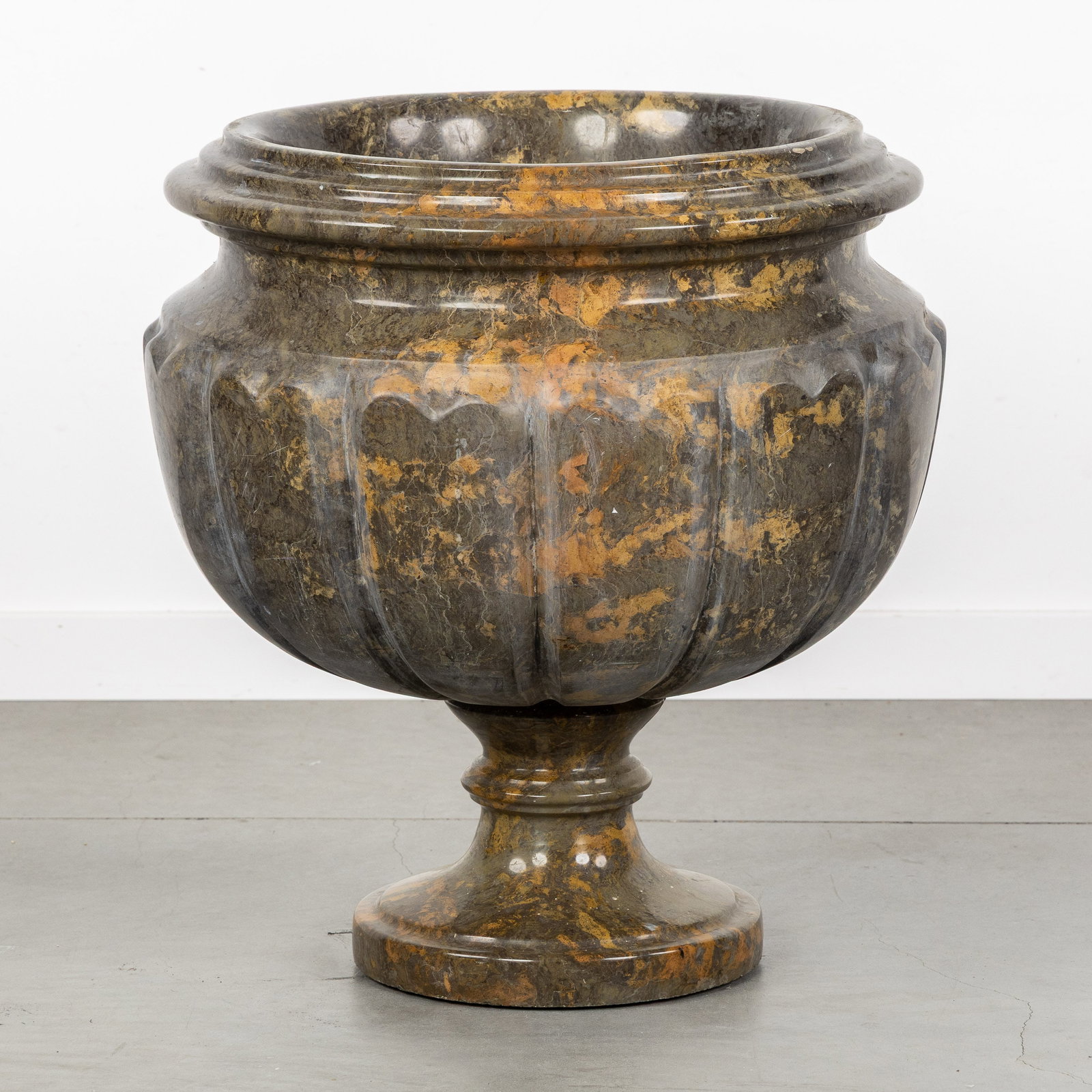 A large garden vase, sculptured marble. 20th C.: A large garden vase, sculptured marble. 20th century. Sculptured marble.Urn or garden vase. (50 x 55 x 0 cm)