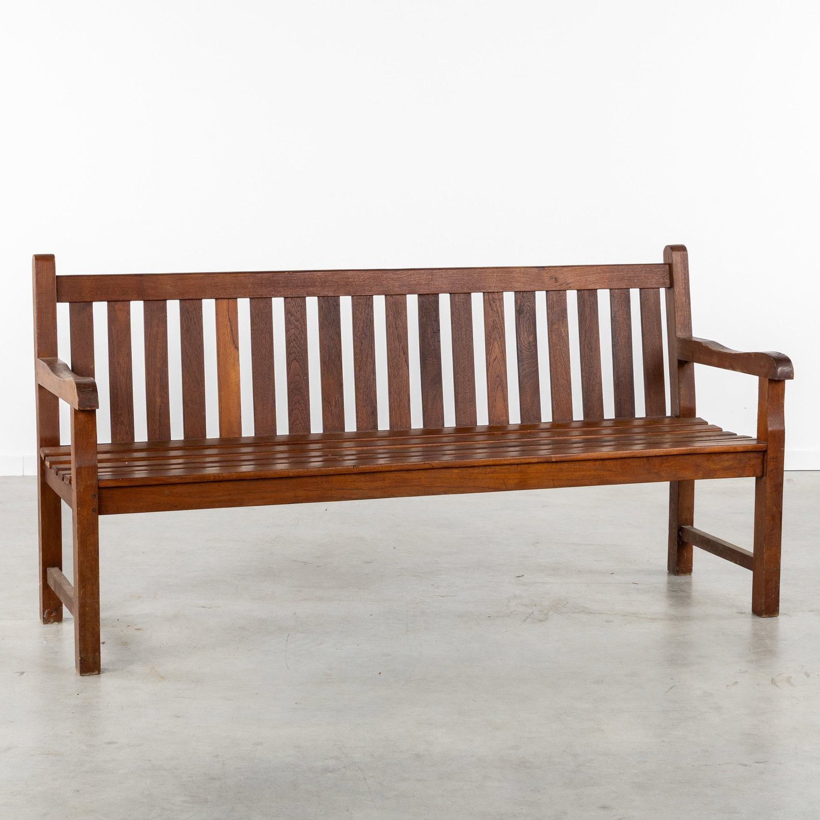 A Teak garden bench or park bench, English style, 20th C. (1 of 9)