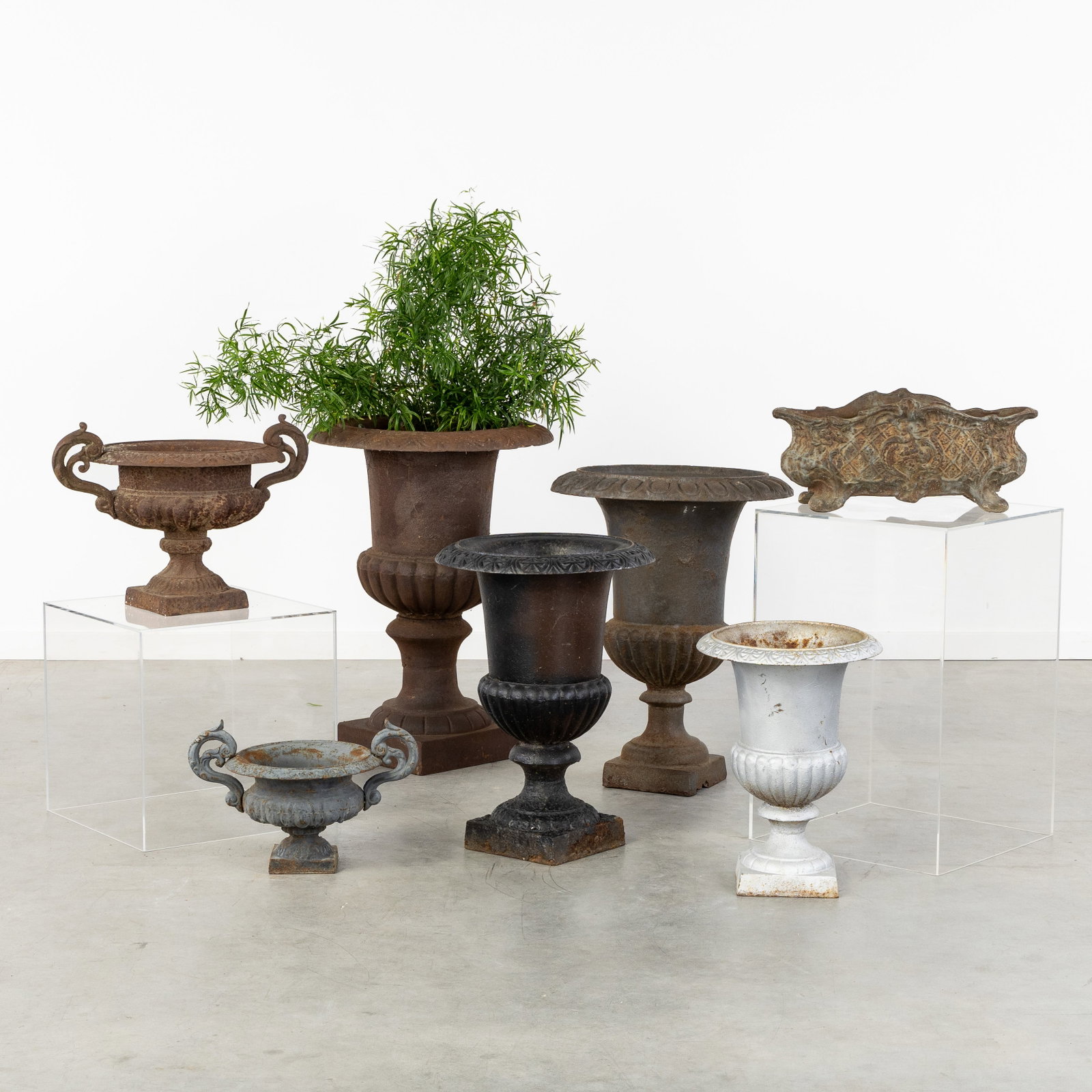 A Collection of seven cast iron garden vases and jardinières.: A Collection of seven cast iron garden vases and jardinières. Patinated cast iron.4 garden vases or Medici vases (H: 70 cm x D: 50 cm / H: 63 cm x D: 48 cm / H: 56 cm x D: 39 cm / H: 44 cm x D: 3
