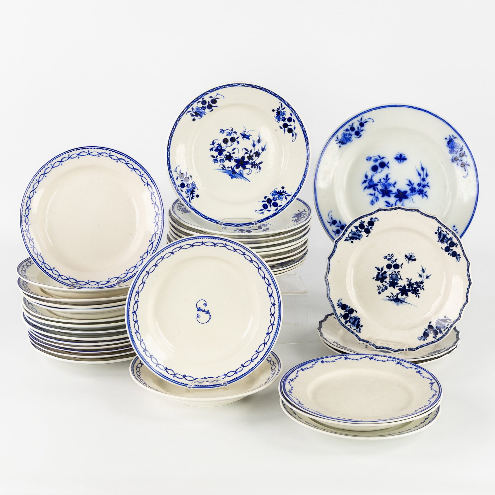 A Collection of Tournai porcelain plates, Vieux Tournai, Décor à la Mouche, à (1 of 8)