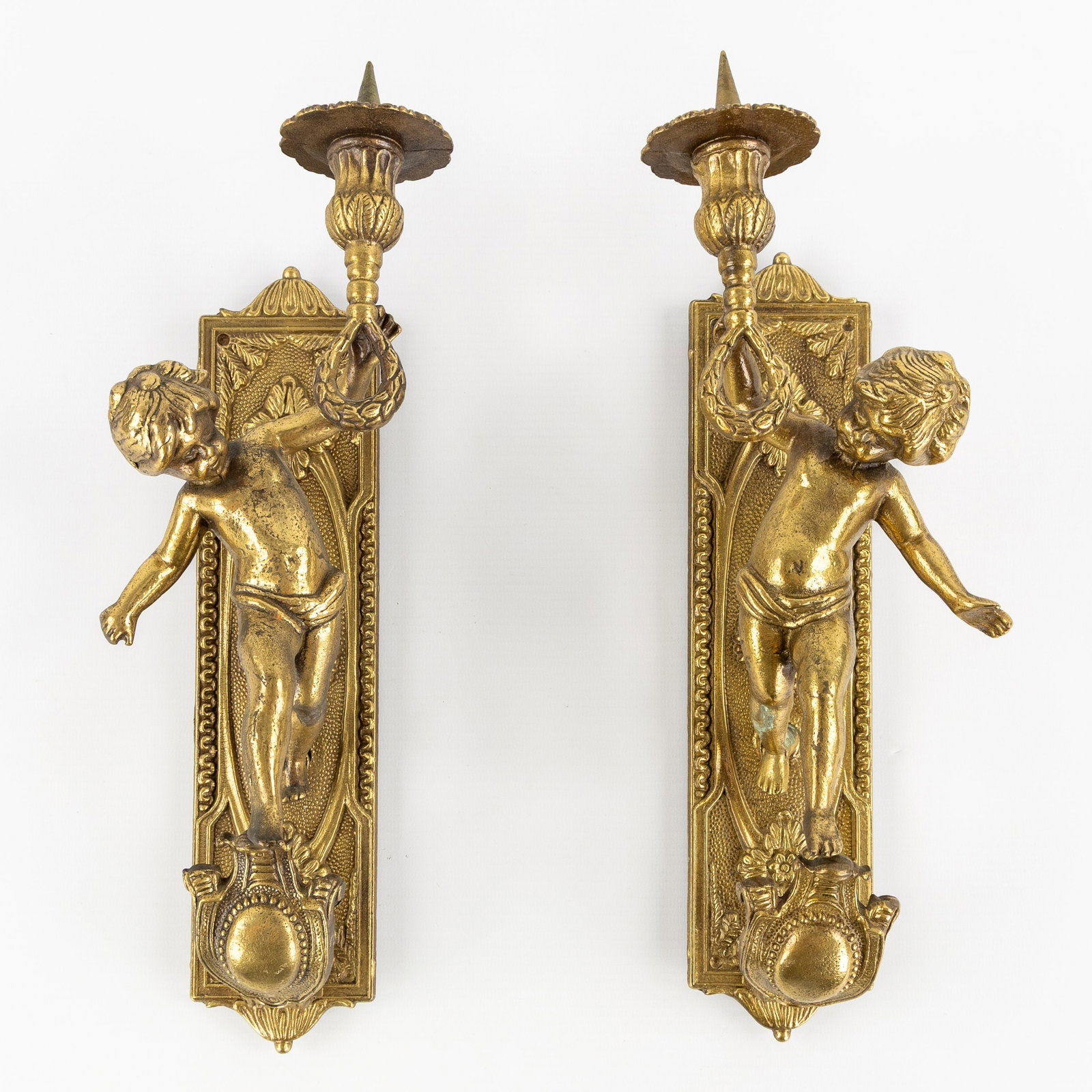 A pair of wall sconces decorated with putti, in polished bronze. 20th C. (1 of 5)