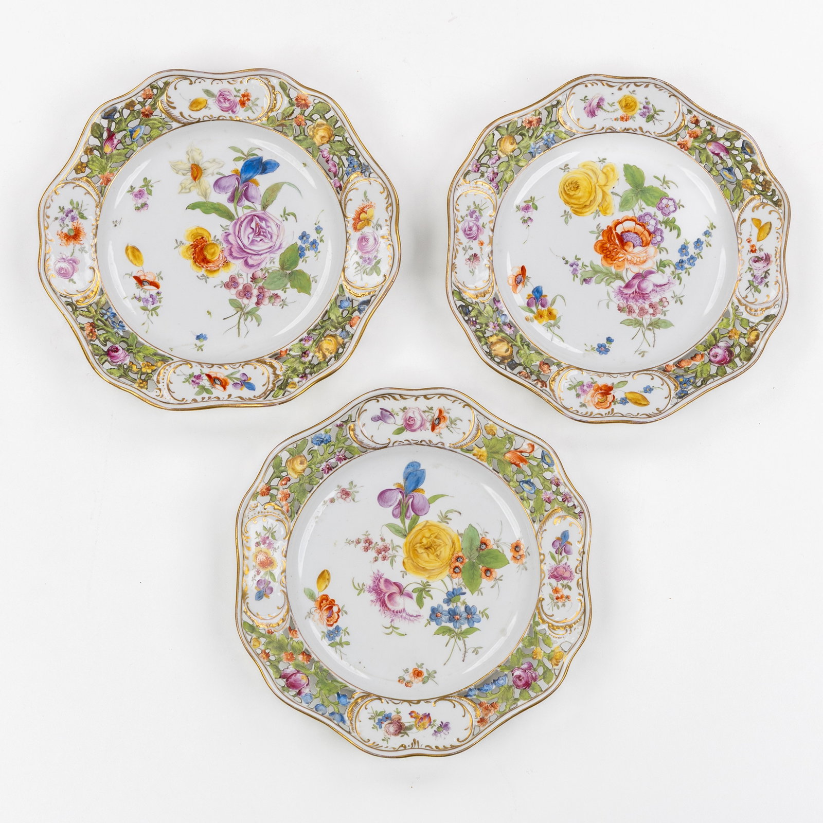 Dresden, Carl Thieme, three florally decorated and hand-painted plates with openwork rims, Germany,: Dresden, Carl Thieme, three florally decorated and hand-painted plates with openwork rims, Germany, late 19th century. Polychrome porcelain. Decorated with hand-painted floral motifs and openwork rims