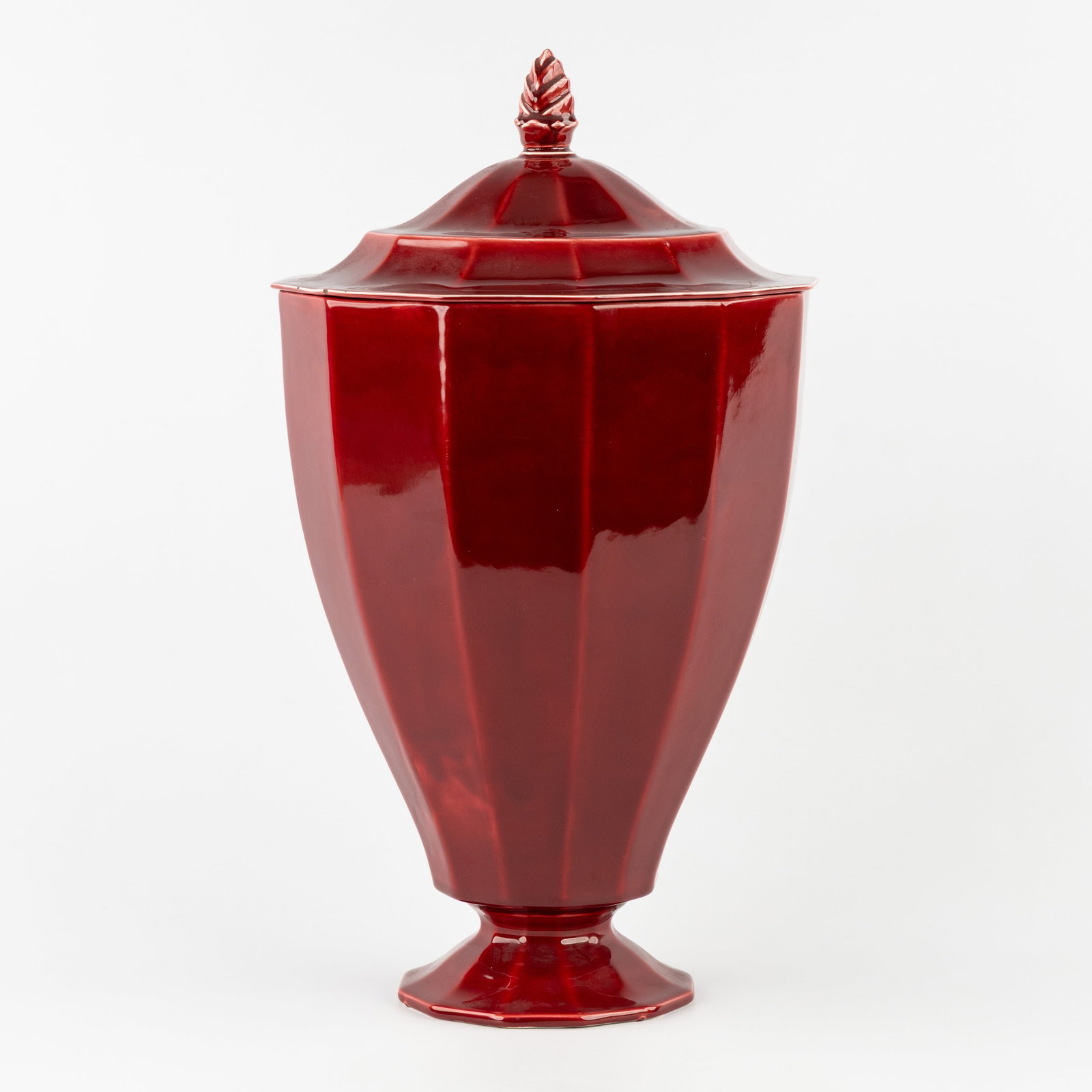 Guido Andlovitz (1900-1971) a red covered vase, for Lavenia, glazed ceramics. Italy, circa 1960. (1 of 8)