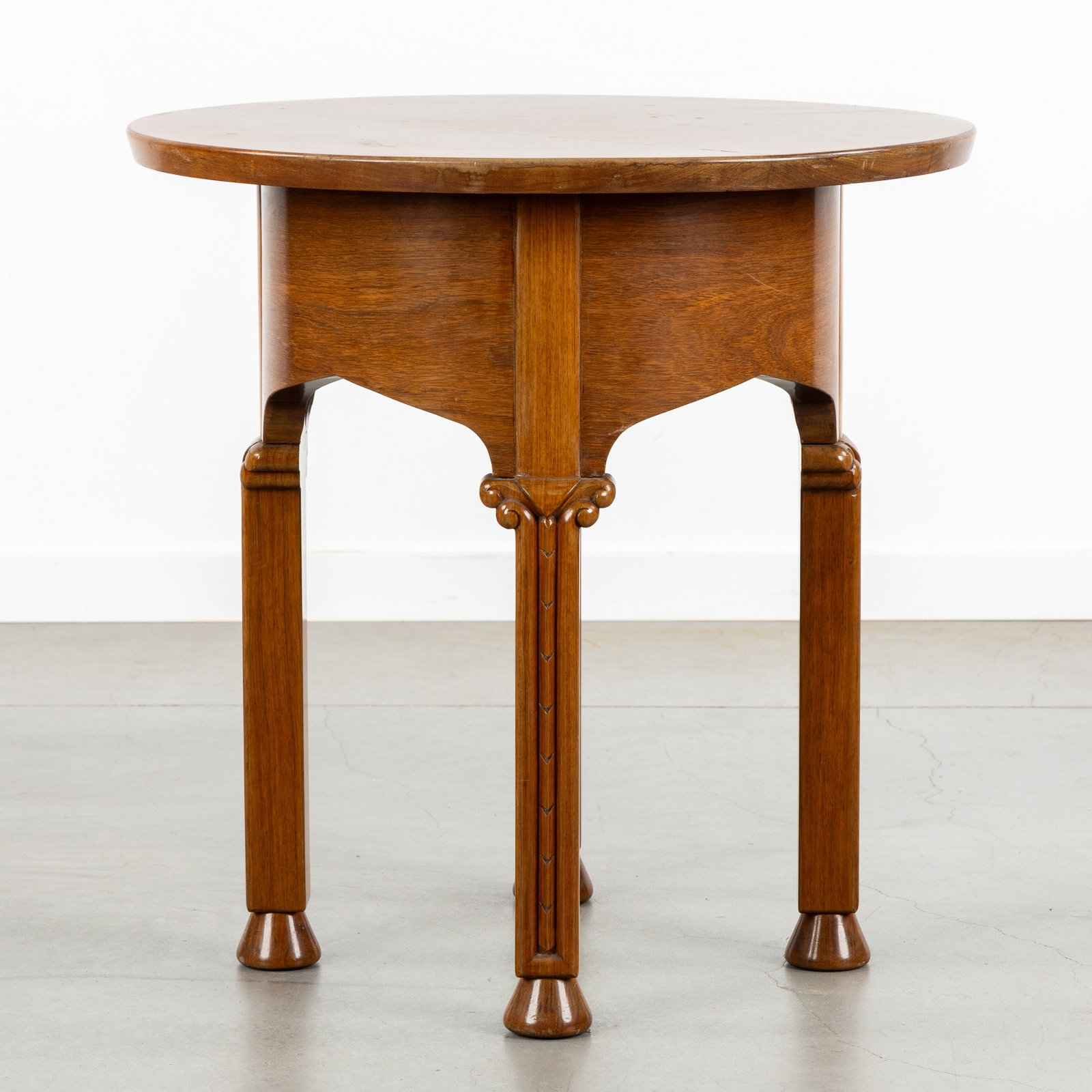 A Round Art Deco side table, sculptured wood.: A Round Art Deco side table, sculptured wood. Sculptured wood.Round side table or coffee table, with elegantly and stylistically carved table legs.Art Deco. (60 x 60.5 x 0 cm)