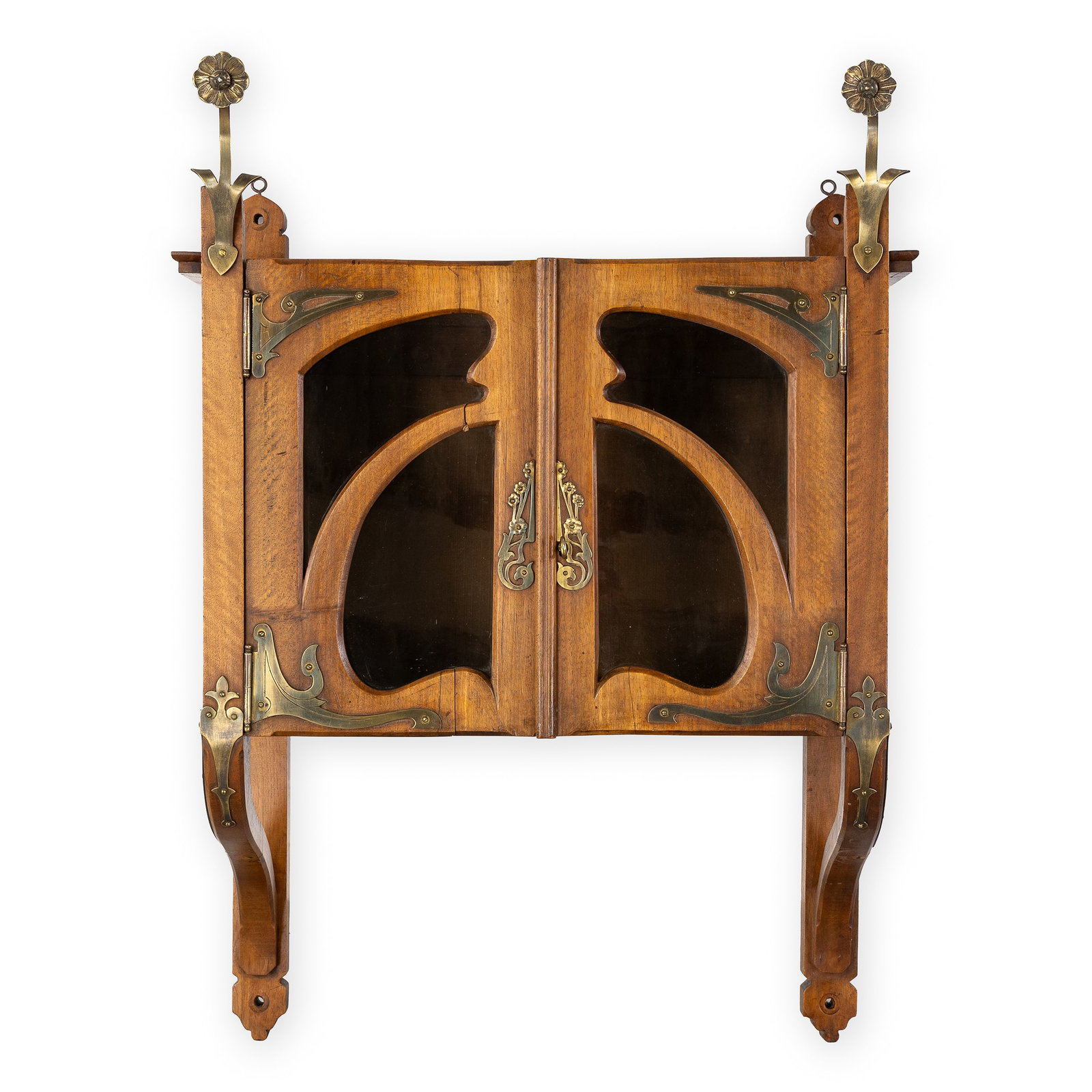 A wall cabinet mounted with copper, Art Nouveau. Circa 1900.: A wall cabinet mounted with copper, Art Nouveau. Circa 1900. Antique wall cabinet fitted with floral motifs and furniture fittings, Art Nouveau. Circa 1900. (69 x 95 x 40 cm)