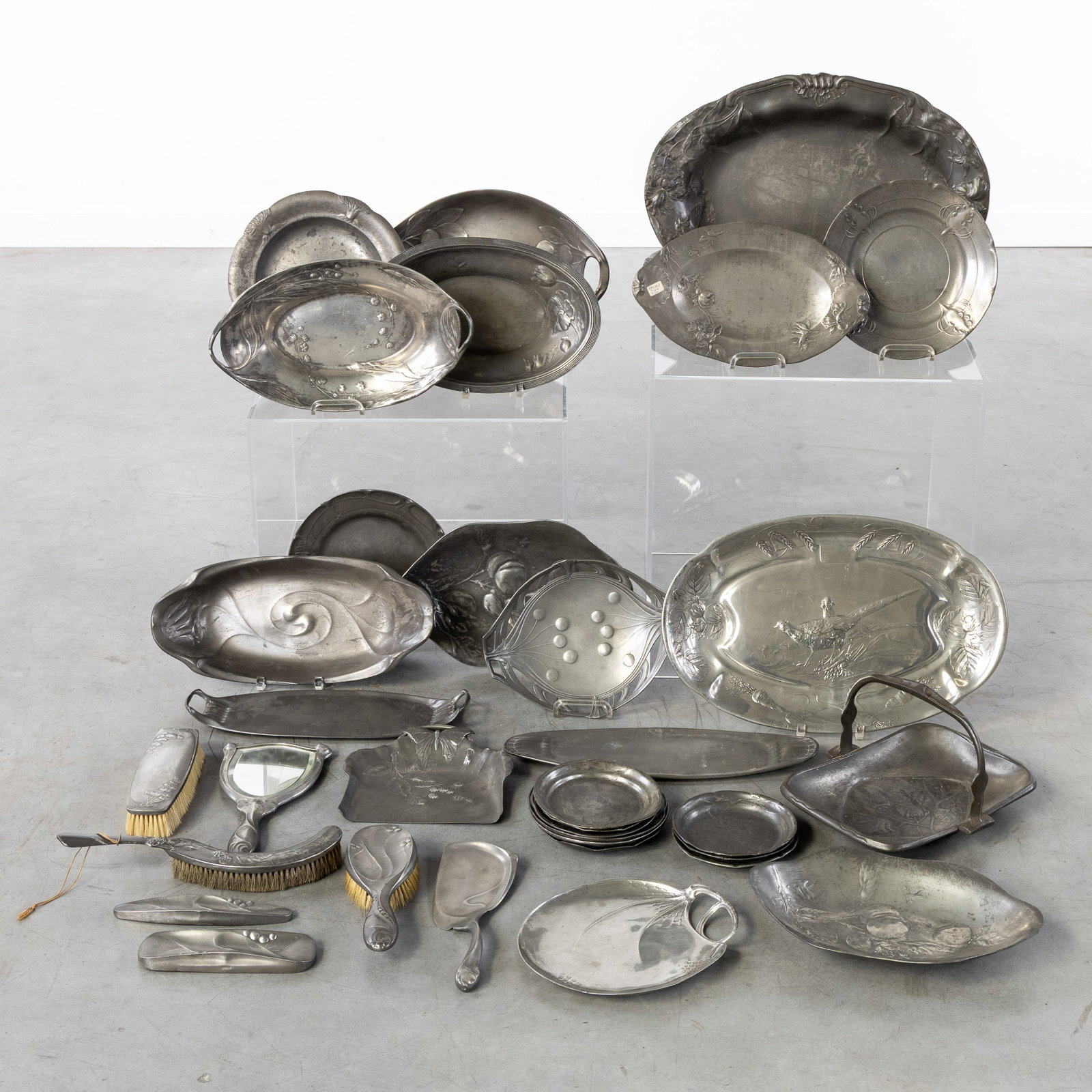 Kayserzinn and others, a collection of Art Nouveau pewter bowls, table brushes, and others, 35