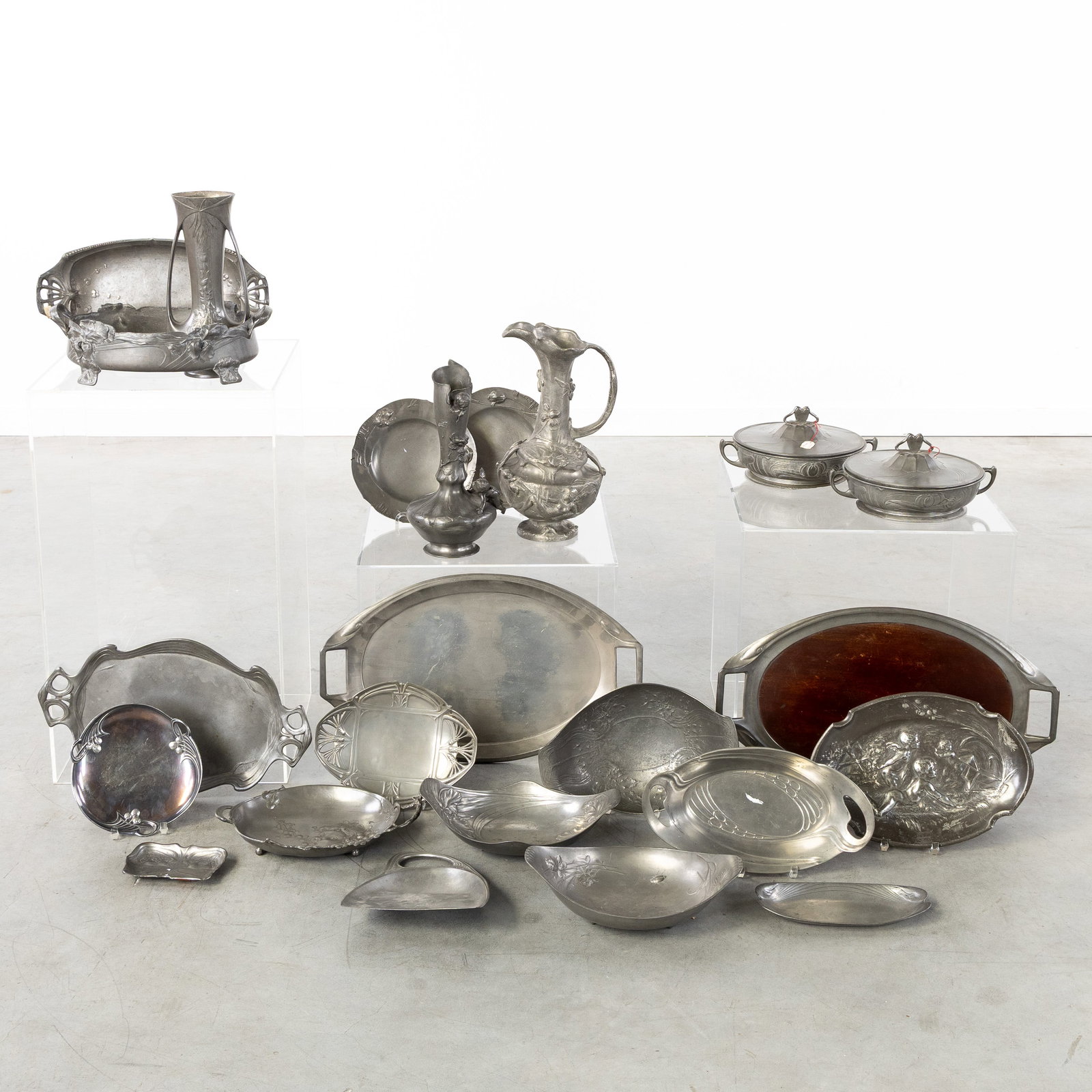 Dautzenberg, WMF and others, a collection of Art Nouveau pewter bowls, vases and others, 23 pieces,: Dautzenberg, WMF and others, a collection of Art Nouveau pewter bowls, vases and others, 23 pieces, Jugendstil, circa 1900. Pewter. 23 pieces in total, with bowls, vide-poches, jug/ewer, vases, table 