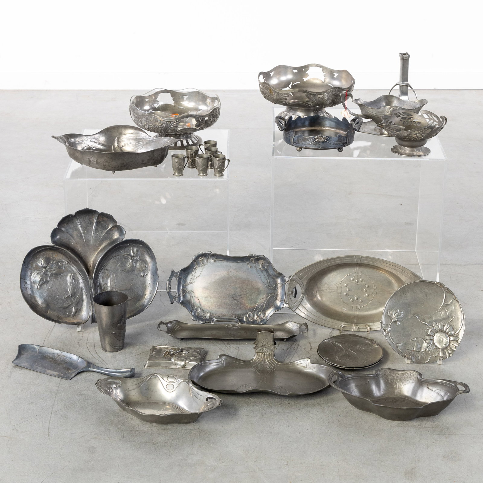 Orivit and others, a collection of Art Nouveau pewter bowls and other table accessories, 26 pieces,: Orivit and others, a collection of Art Nouveau pewter bowls, baskets, and other table accessories, 26 pieces, Jugendstil, circa 1900. Pewter.26 pieces in total, with bowls, vide poches, shot glasses, 